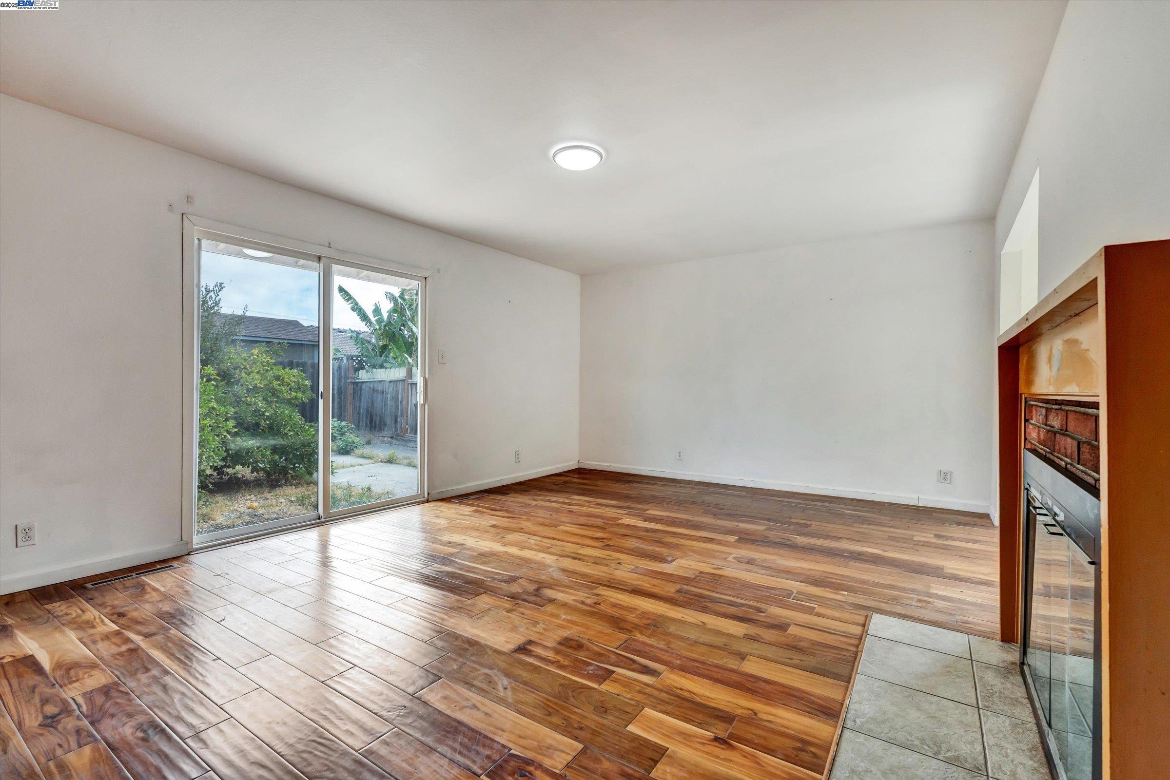 Detail Gallery Image 2 of 24 For 35926 Newark Blvd, Newark,  CA 94560 - 3 Beds | 2 Baths