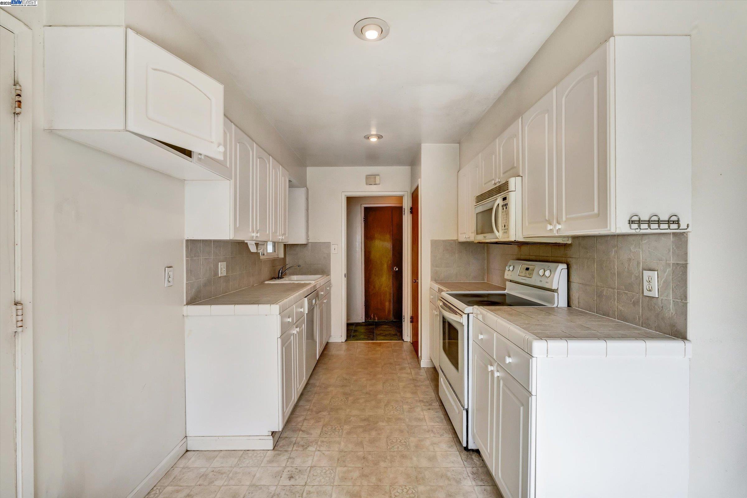 Detail Gallery Image 7 of 24 For 35926 Newark Blvd, Newark,  CA 94560 - 3 Beds | 2 Baths