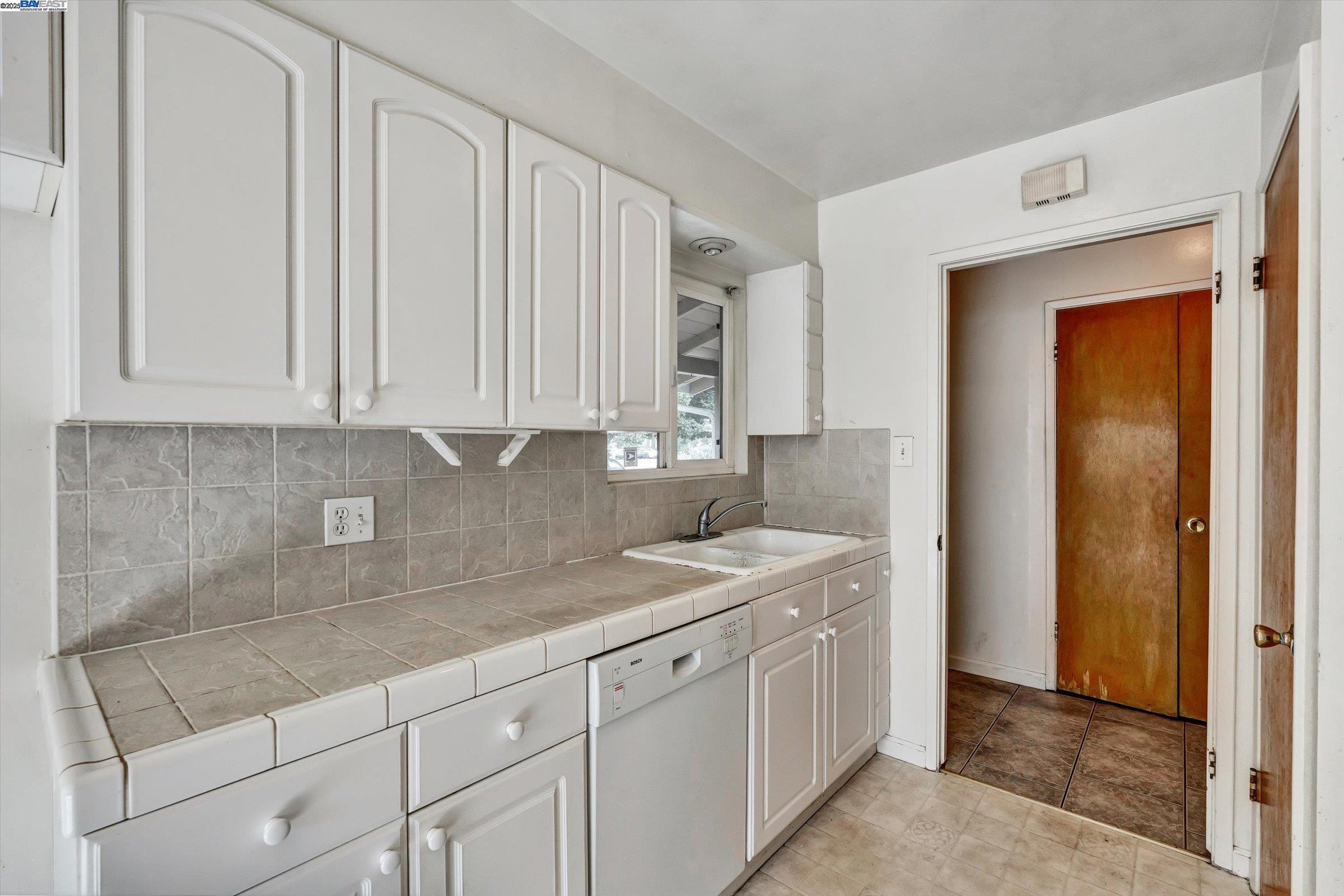 Detail Gallery Image 9 of 24 For 35926 Newark Blvd, Newark,  CA 94560 - 3 Beds | 2 Baths