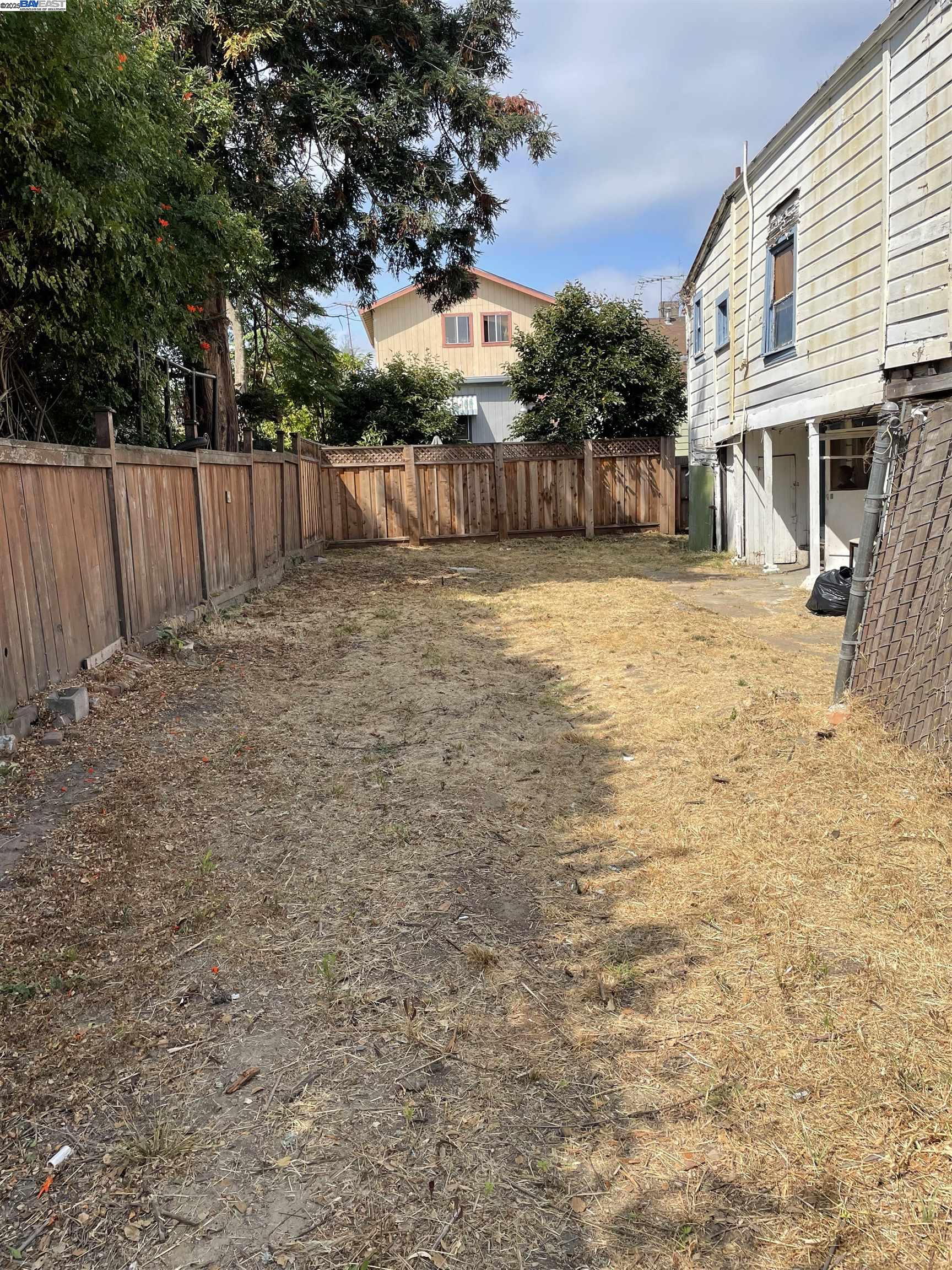 Detail Gallery Image 2 of 6 For 1711 Arbor St, Alameda,  CA 94501 - 5 Beds | 2 Baths