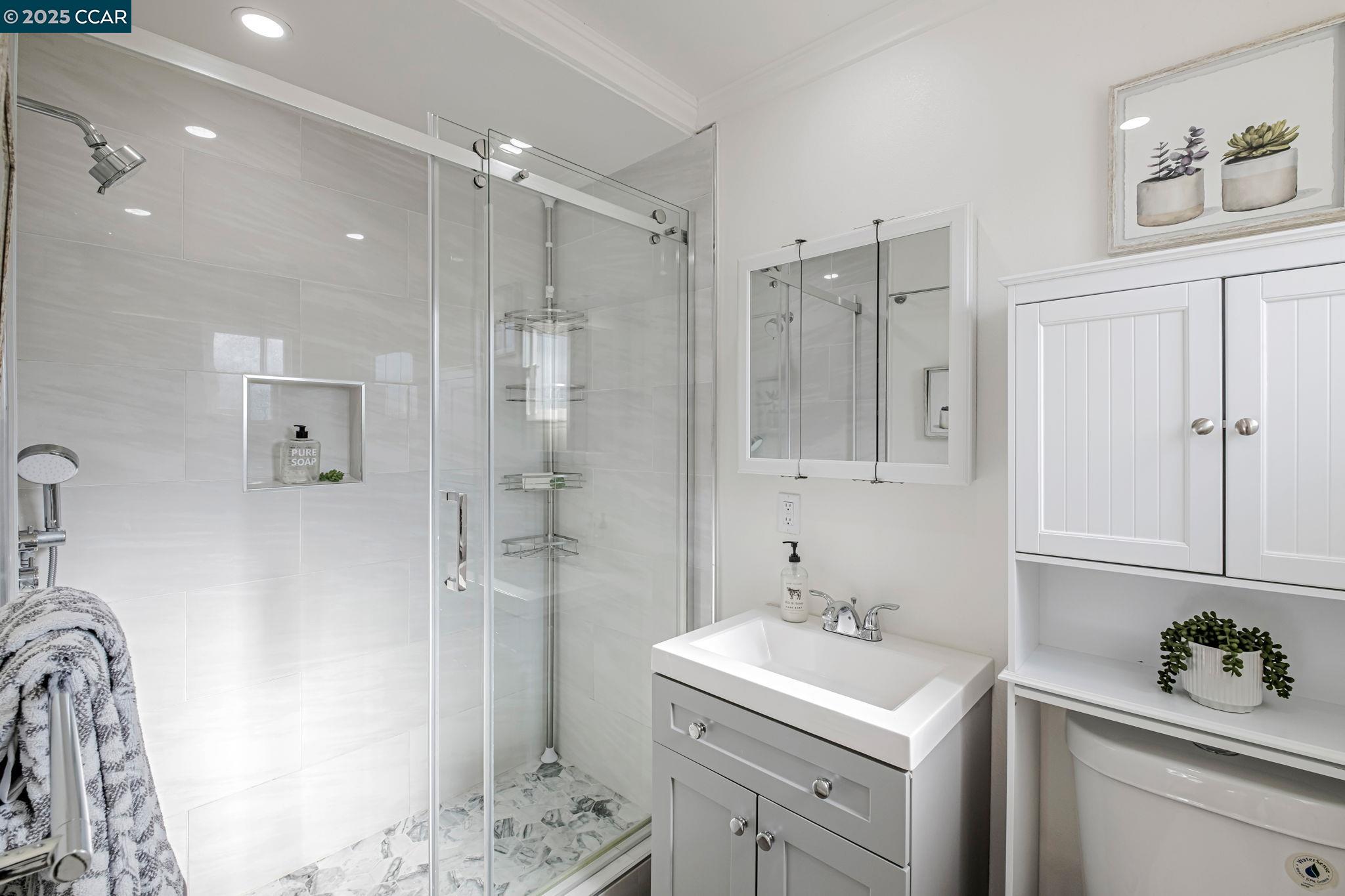 Detail Gallery Image 4 of 38 For 1498 Delaware Dr, Concord,  CA 94521 - 4 Beds | 2 Baths