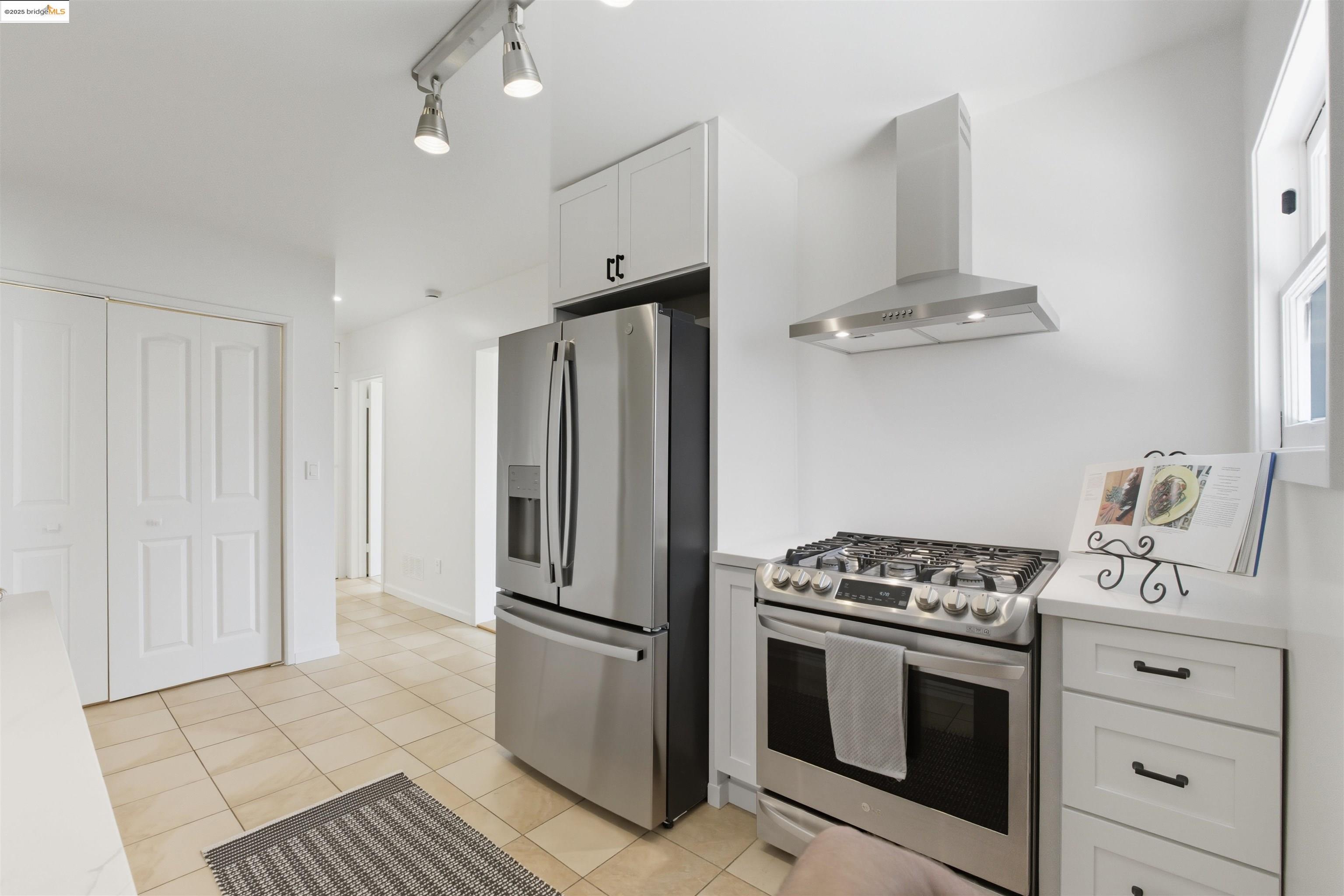 Detail Gallery Image 5 of 46 For 2721 Oliver Ave, Oakland,  CA 94605 - 3 Beds | 2 Baths