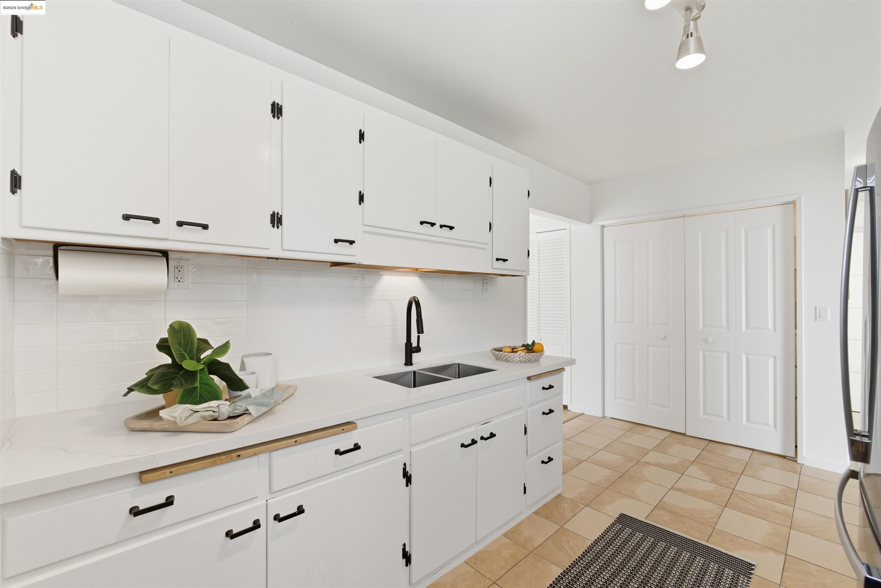 Detail Gallery Image 6 of 46 For 2721 Oliver Ave, Oakland,  CA 94605 - 3 Beds | 2 Baths