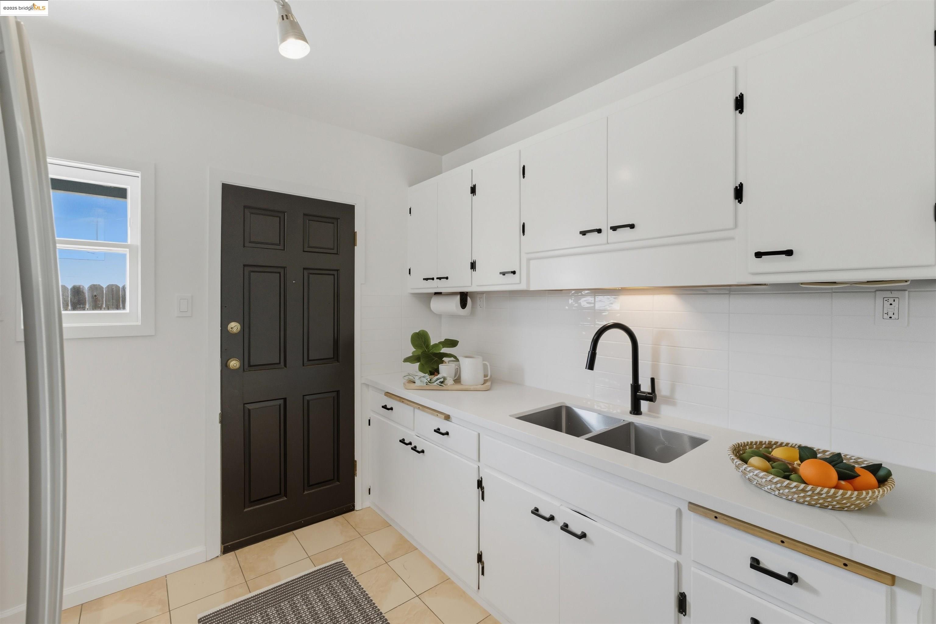 Detail Gallery Image 7 of 46 For 2721 Oliver Ave, Oakland,  CA 94605 - 3 Beds | 2 Baths