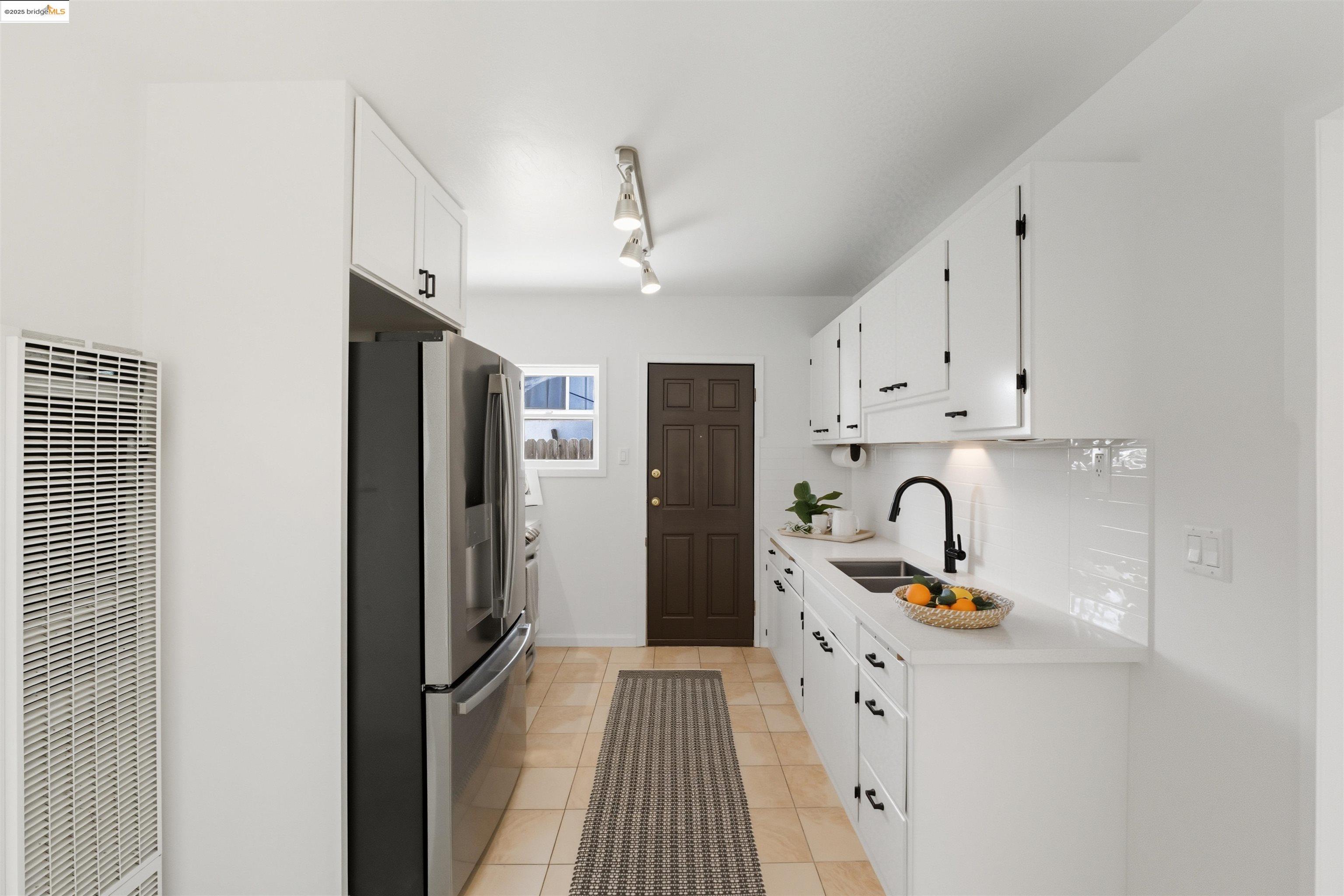 Detail Gallery Image 8 of 46 For 2721 Oliver Ave, Oakland,  CA 94605 - 3 Beds | 2 Baths