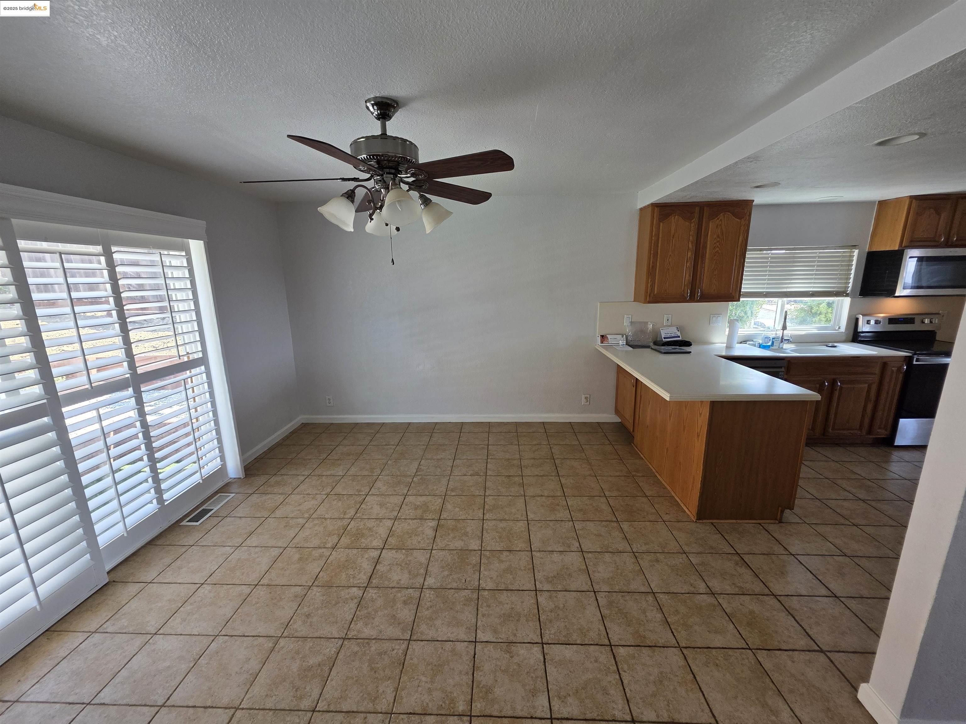 Detail Gallery Image 9 of 47 For 136 Evergreen Way, Vallejo,  CA 94591 - 3 Beds | 3 Baths