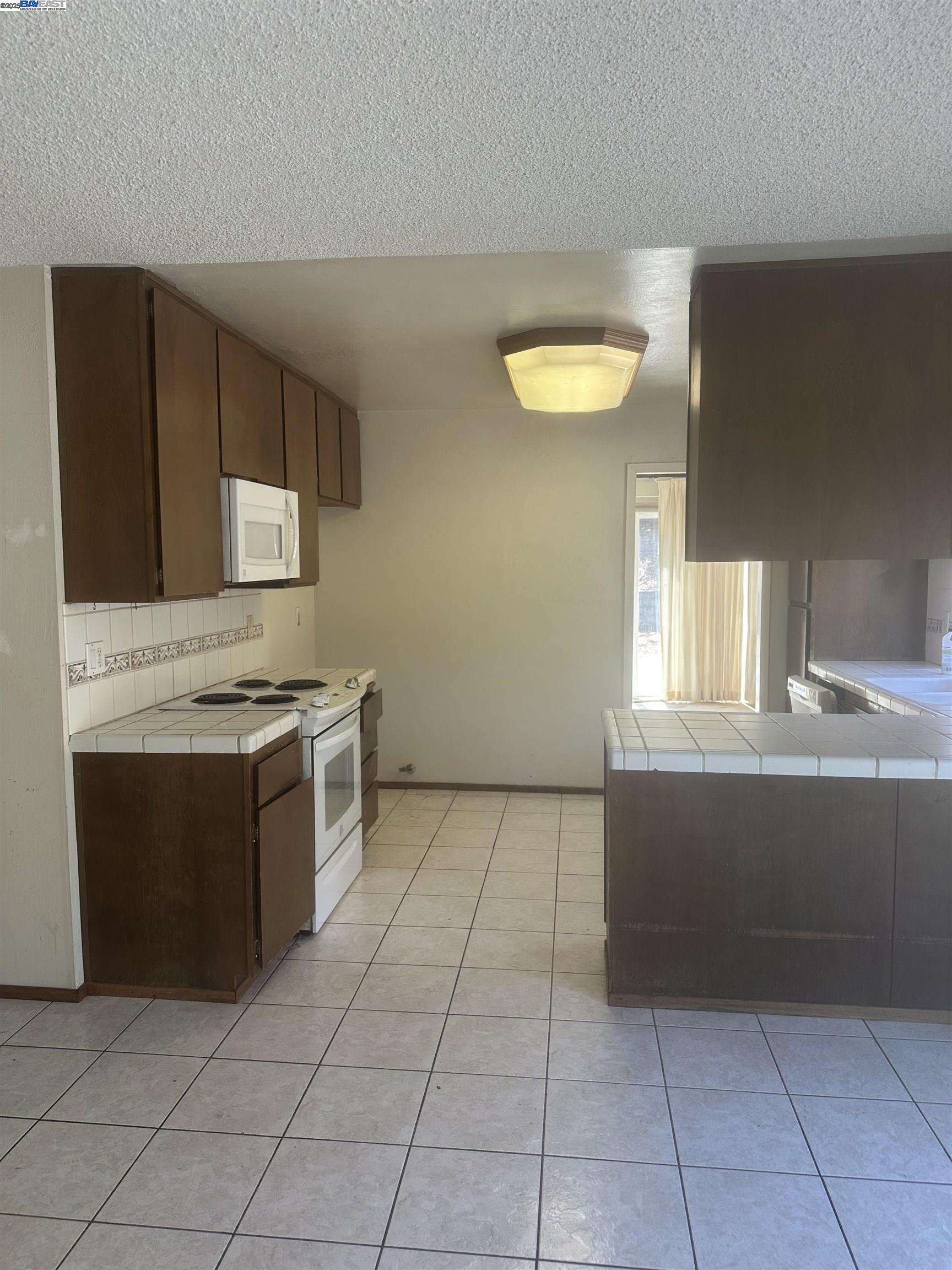 Detail Gallery Image 8 of 22 For 212 Panorama Dr, Benicia,  CA 94510 - 4 Beds | 2 Baths
