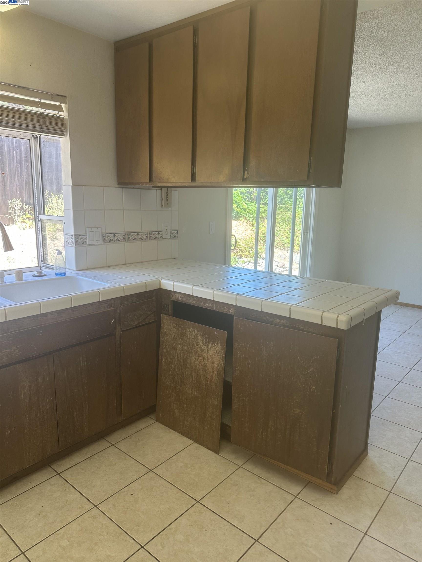 Detail Gallery Image 10 of 22 For 212 Panorama Dr, Benicia,  CA 94510 - 4 Beds | 2 Baths