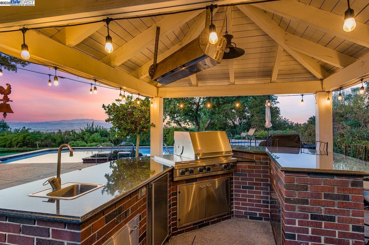 Detail Gallery Image 6 of 7 For 4150 Remillard Ct, Pleasanton,  CA 94566 - 5 Beds | 4/1 Baths