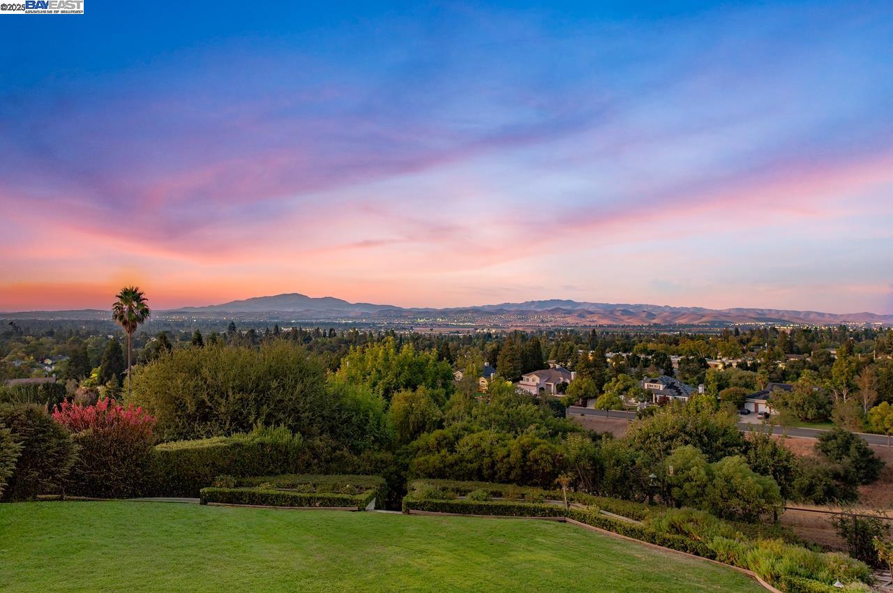 Detail Gallery Image 7 of 7 For 4150 Remillard Ct, Pleasanton,  CA 94566 - 5 Beds | 4/1 Baths