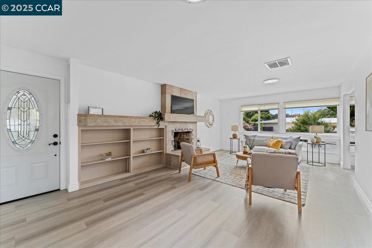 Detail Gallery Image 7 of 41 For 375 Summit Dr, Pinole,  CA 94564 - 3 Beds | 2 Baths
