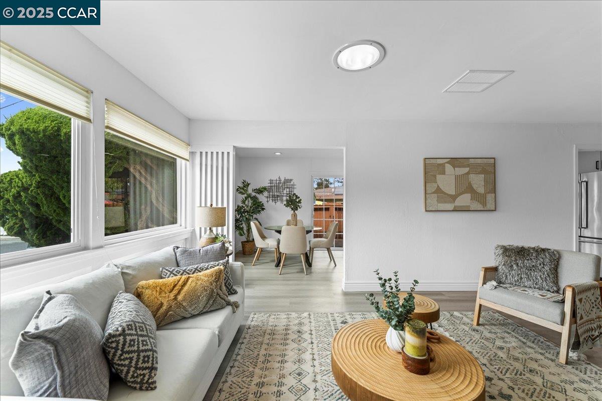 Detail Gallery Image 12 of 41 For 375 Summit Dr, Pinole,  CA 94564 - 3 Beds | 2 Baths