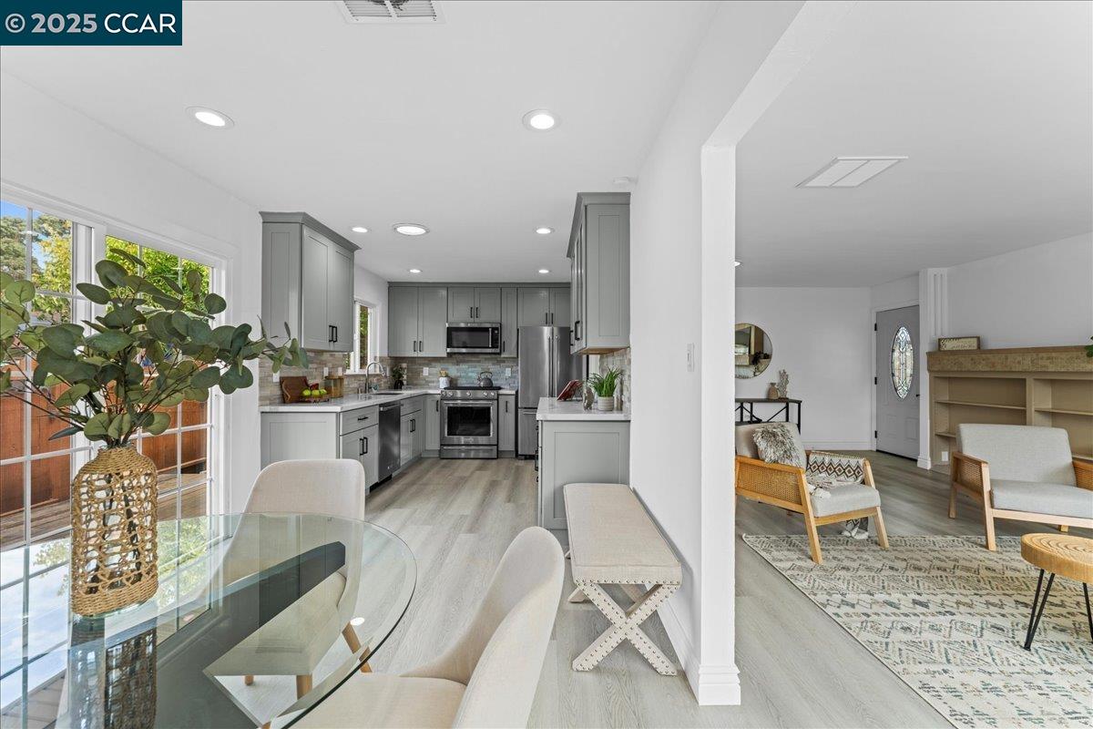 Detail Gallery Image 14 of 41 For 375 Summit Dr, Pinole,  CA 94564 - 3 Beds | 2 Baths