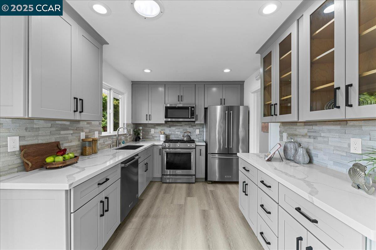 Detail Gallery Image 15 of 41 For 375 Summit Dr, Pinole,  CA 94564 - 3 Beds | 2 Baths