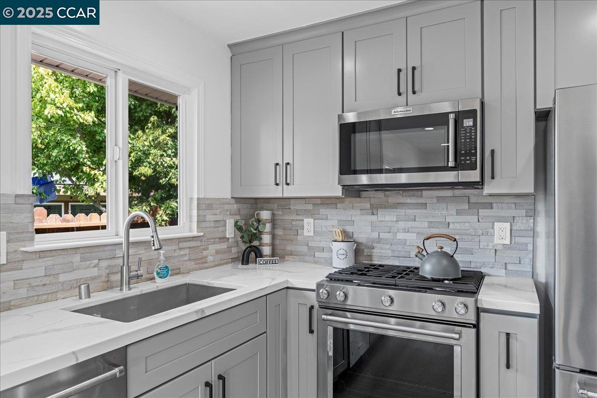 Detail Gallery Image 18 of 41 For 375 Summit Dr, Pinole,  CA 94564 - 3 Beds | 2 Baths