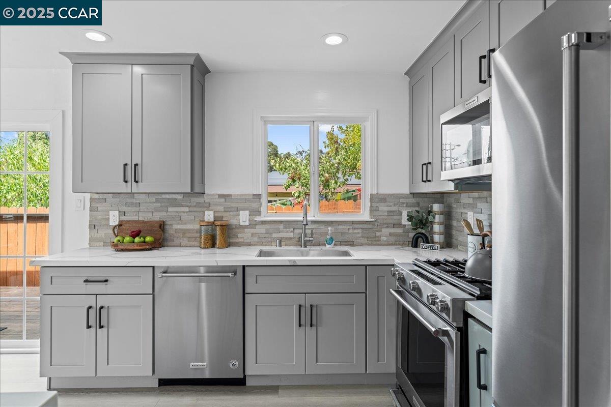 Detail Gallery Image 20 of 41 For 375 Summit Dr, Pinole,  CA 94564 - 3 Beds | 2 Baths