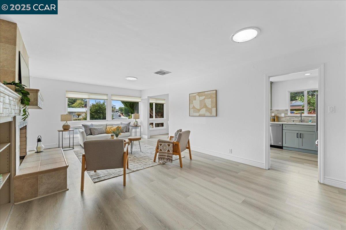 Detail Gallery Image 5 of 41 For 375 Summit Dr, Pinole,  CA 94564 - 3 Beds | 2 Baths