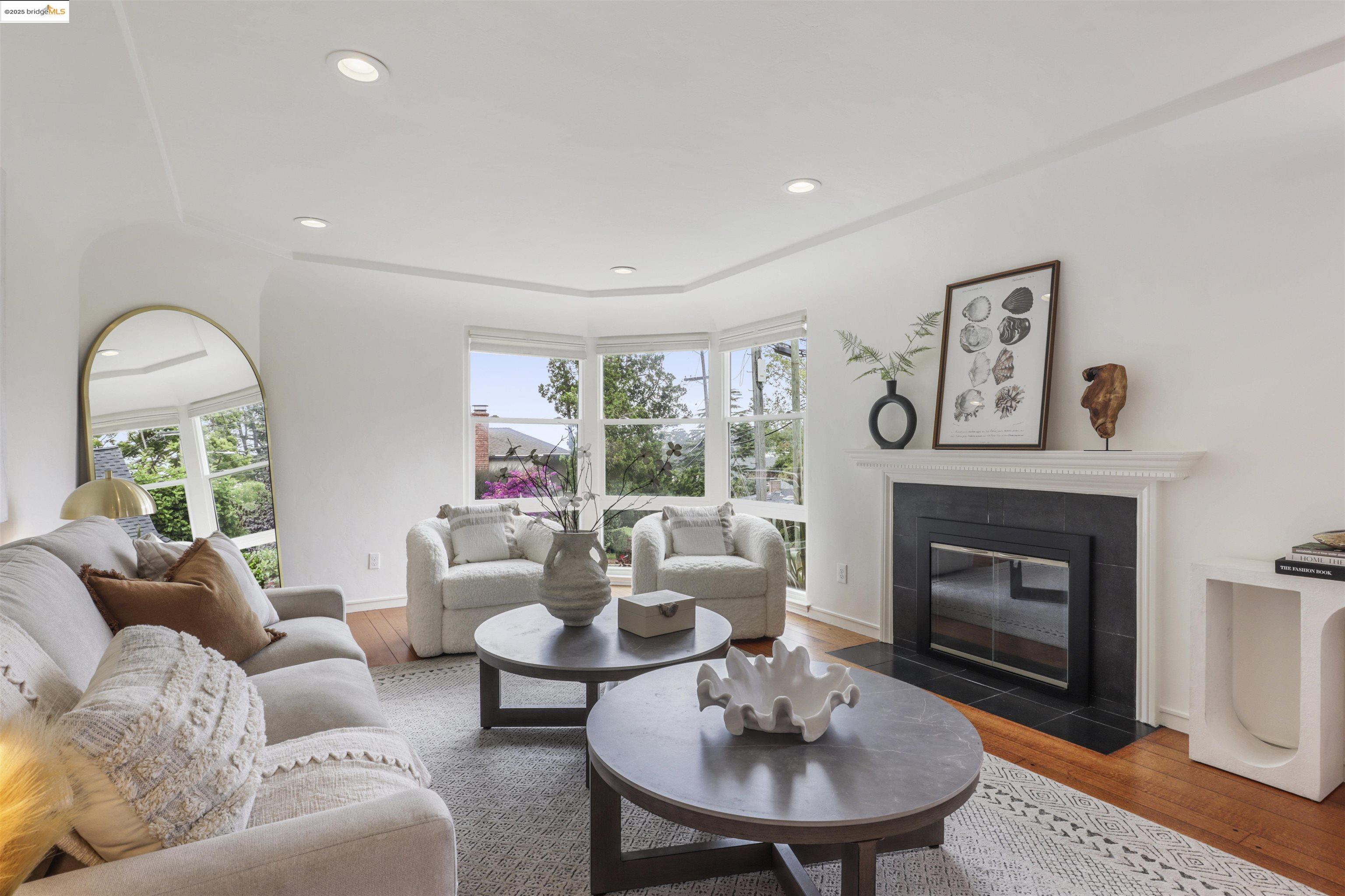Detail Gallery Image 2 of 17 For 1817 Rosecrest Dr, Oakland,  CA 94602 - 3 Beds | 2 Baths