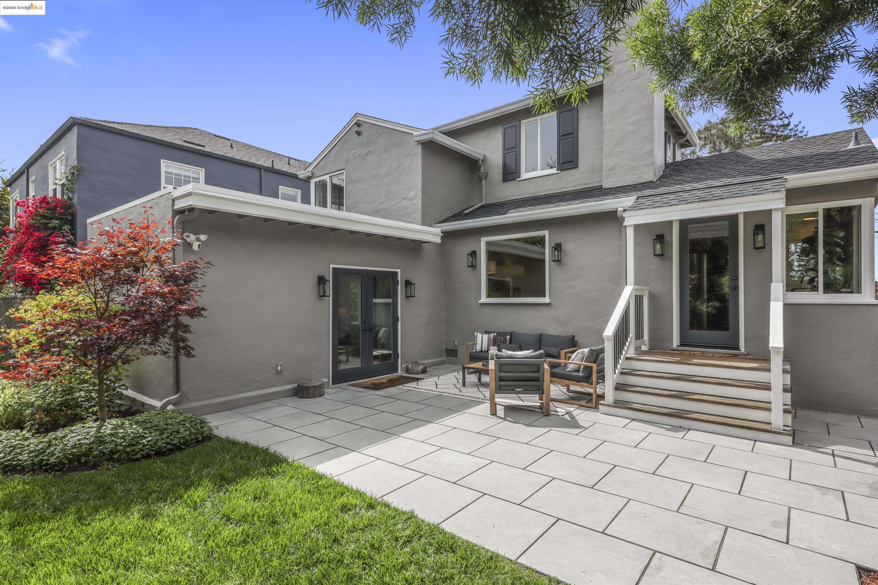 Detail Gallery Image 15 of 17 For 1817 Rosecrest Dr, Oakland,  CA 94602 - 3 Beds | 2 Baths