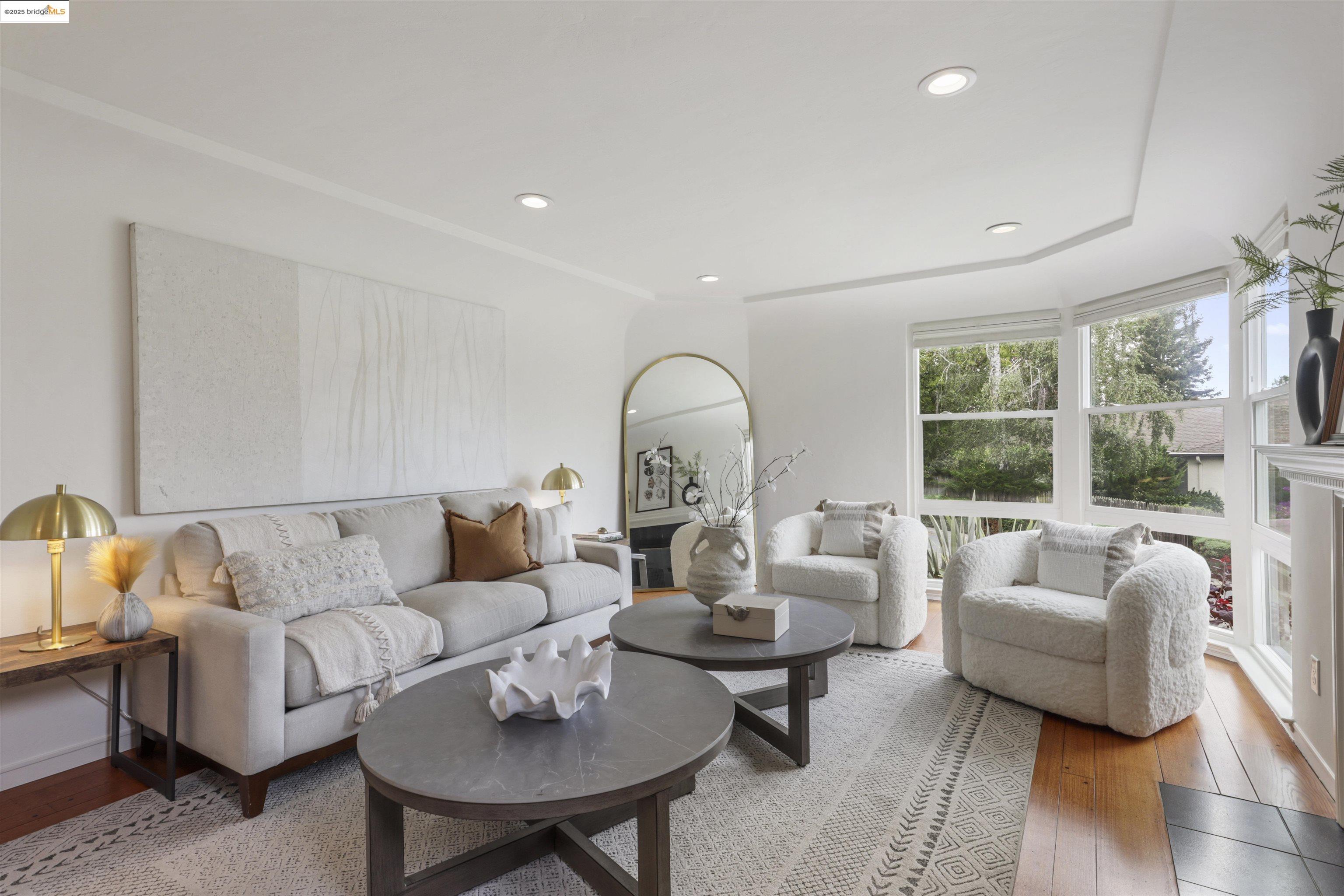 Detail Gallery Image 3 of 17 For 1817 Rosecrest Dr, Oakland,  CA 94602 - 3 Beds | 2 Baths