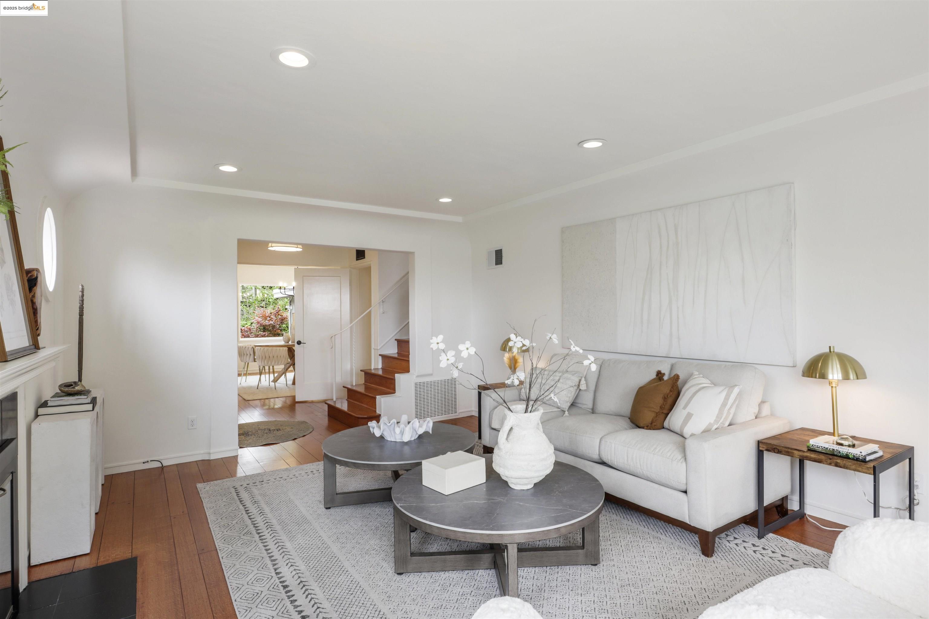 Detail Gallery Image 4 of 17 For 1817 Rosecrest Dr, Oakland,  CA 94602 - 3 Beds | 2 Baths