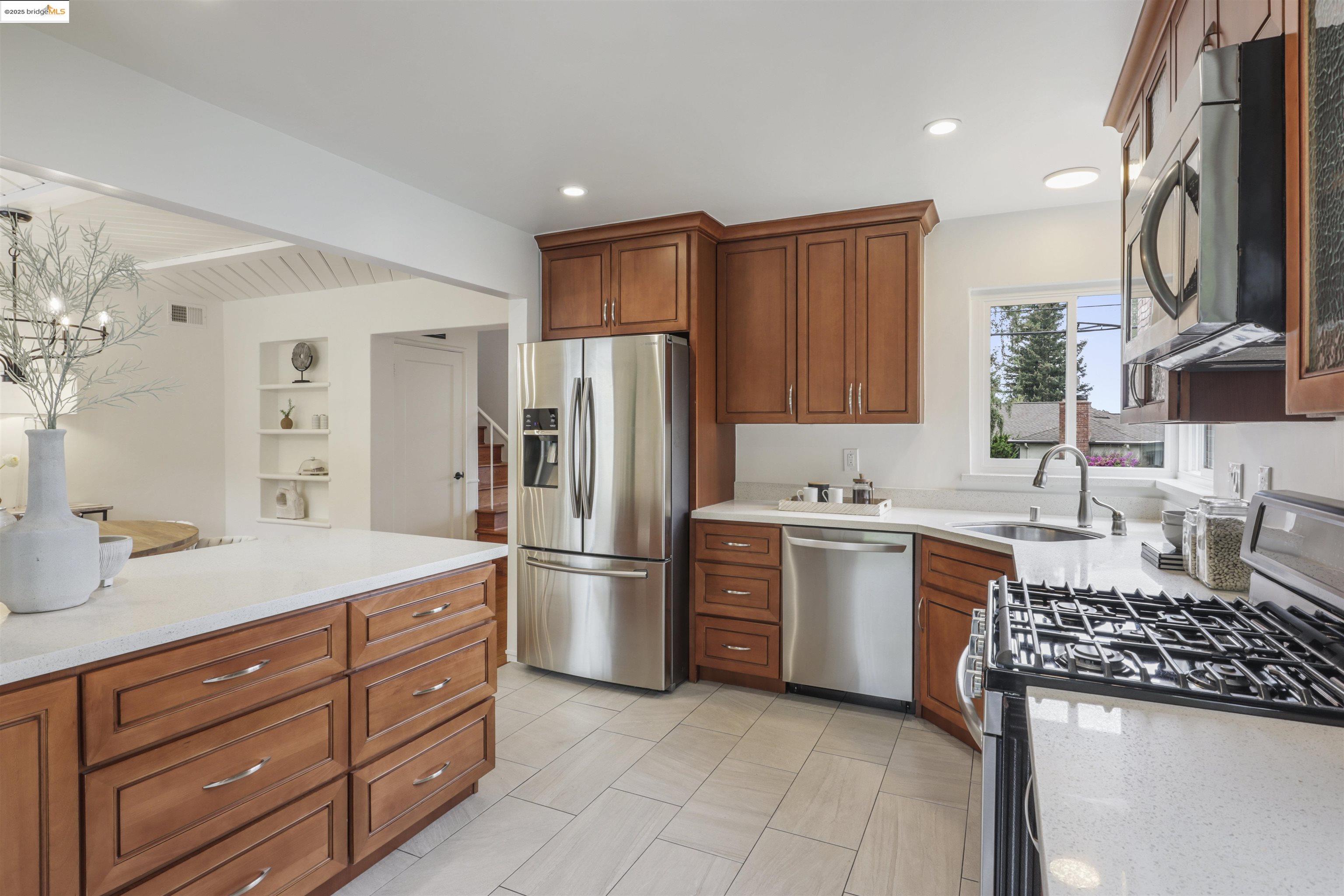 Detail Gallery Image 6 of 17 For 1817 Rosecrest Dr, Oakland,  CA 94602 - 3 Beds | 2 Baths