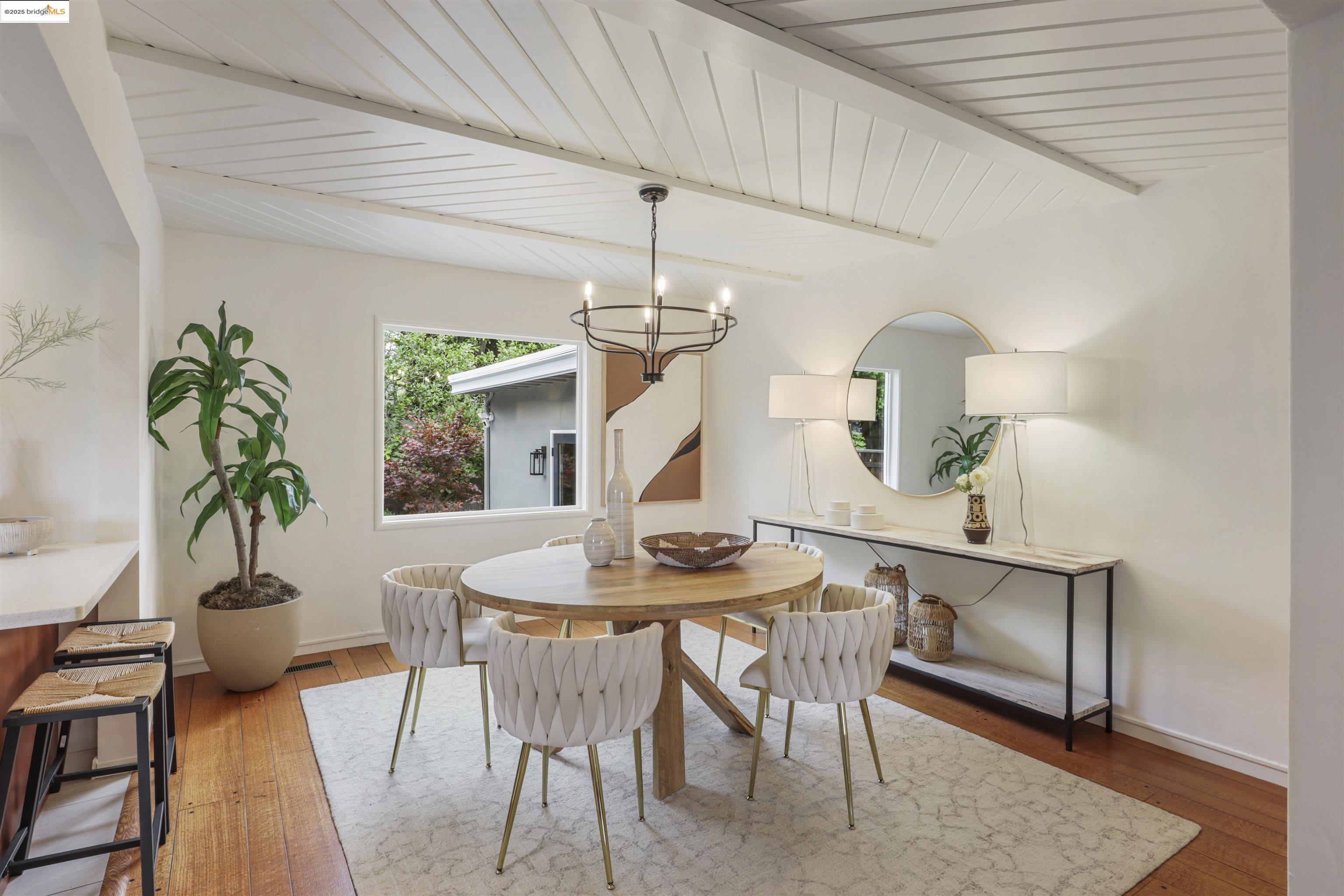 Detail Gallery Image 8 of 17 For 1817 Rosecrest Dr, Oakland,  CA 94602 - 3 Beds | 2 Baths