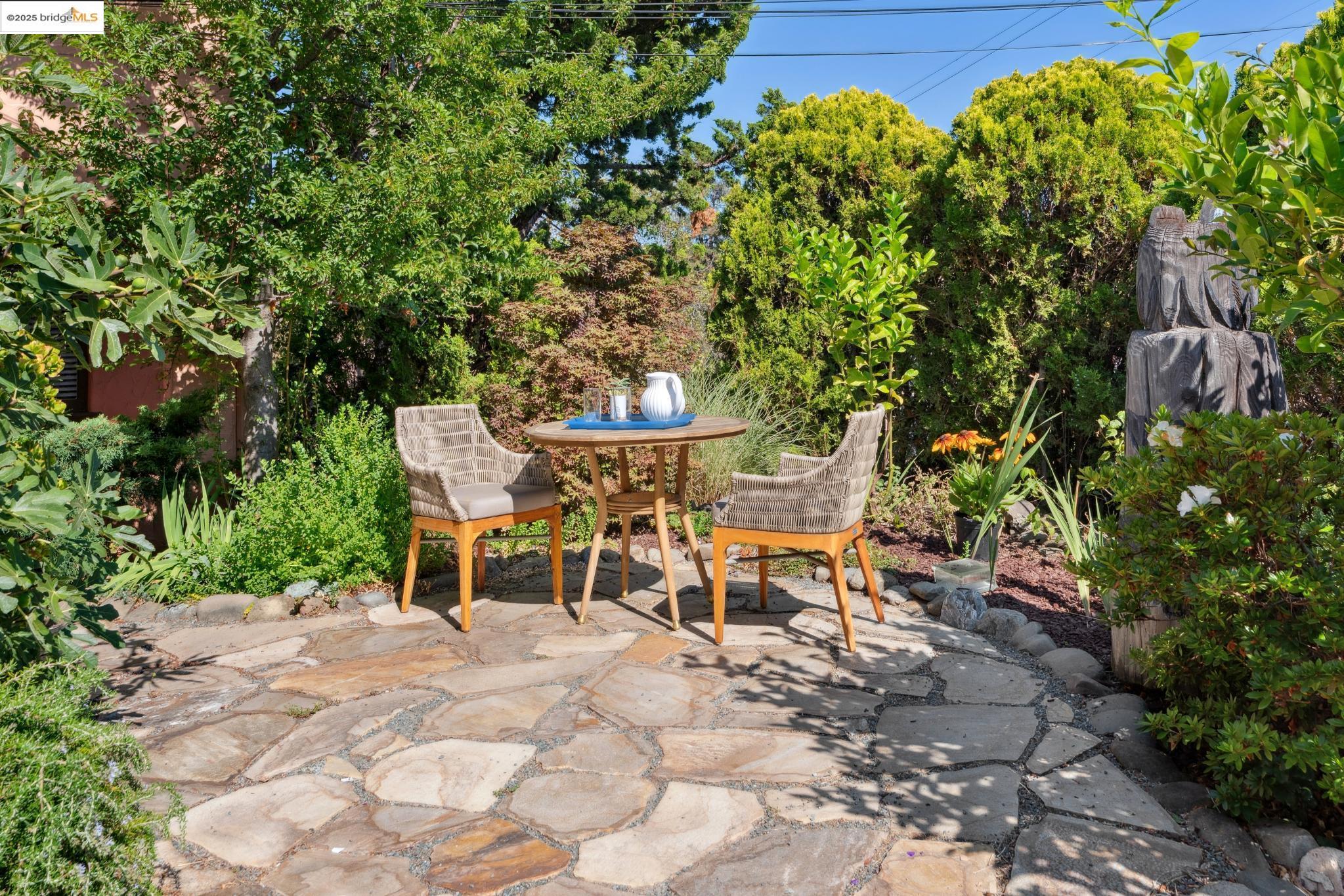 Detail Gallery Image 2 of 39 For 1081 Warfield Ave, Oakland,  CA 94610 - 5 Beds | 2 Baths