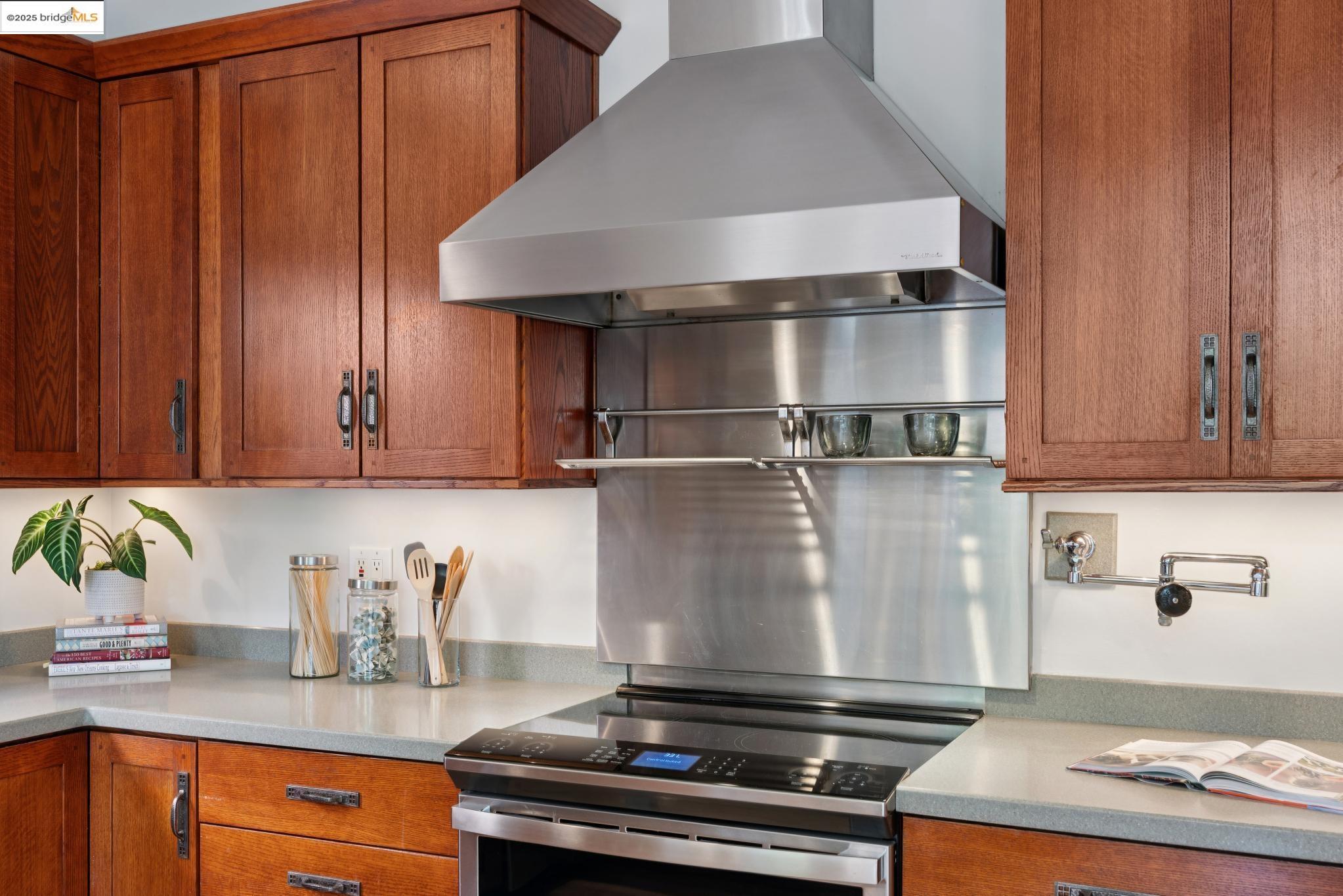 Detail Gallery Image 18 of 39 For 1081 Warfield Ave, Oakland,  CA 94610 - 5 Beds | 2 Baths