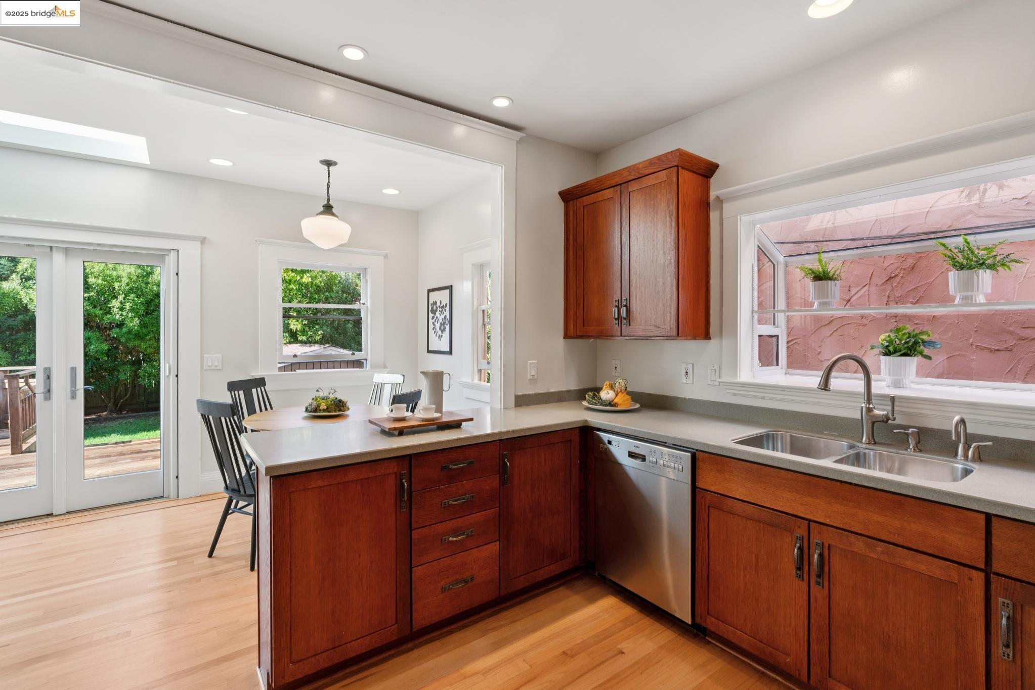 Detail Gallery Image 19 of 39 For 1081 Warfield Ave, Oakland,  CA 94610 - 5 Beds | 2 Baths