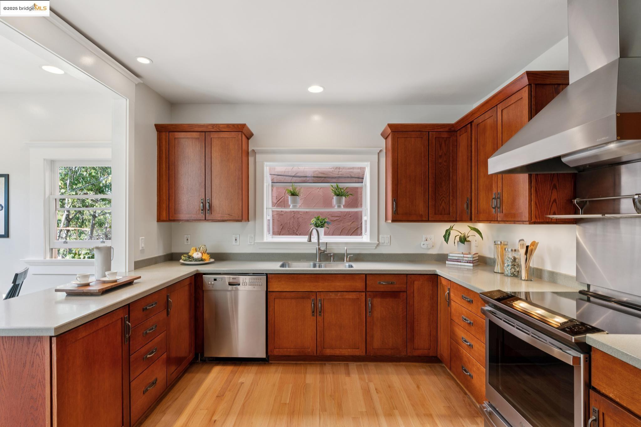 Detail Gallery Image 20 of 39 For 1081 Warfield Ave, Oakland,  CA 94610 - 5 Beds | 2 Baths