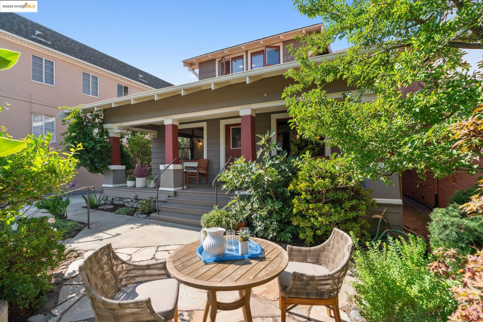 Detail Gallery Image 3 of 39 For 1081 Warfield Ave, Oakland,  CA 94610 - 5 Beds | 2 Baths
