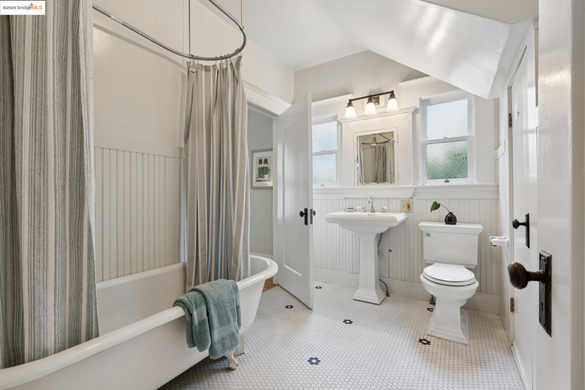 Detail Gallery Image 26 of 39 For 1081 Warfield Ave, Oakland,  CA 94610 - 5 Beds | 2 Baths