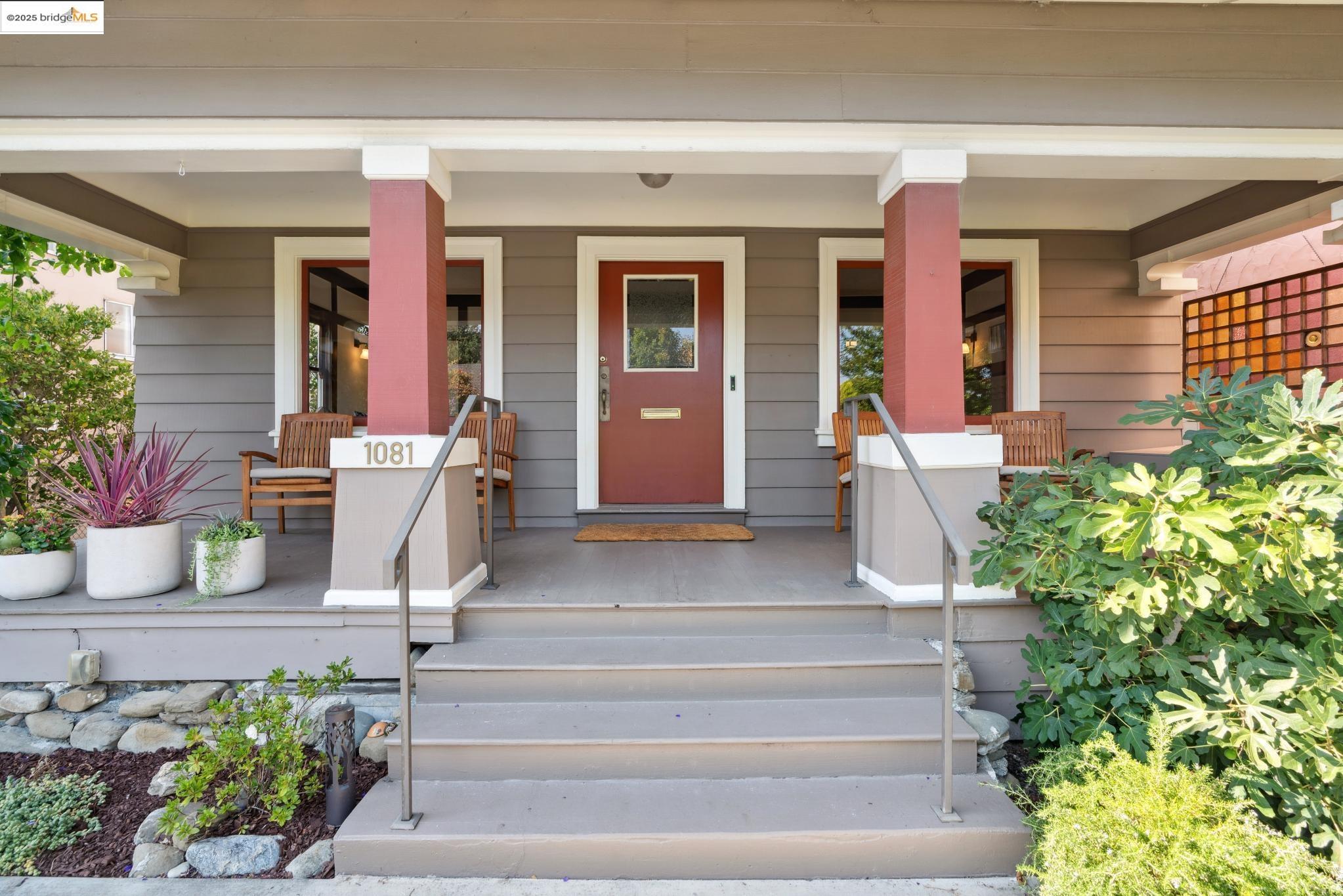 Detail Gallery Image 4 of 39 For 1081 Warfield Ave, Oakland,  CA 94610 - 5 Beds | 2 Baths