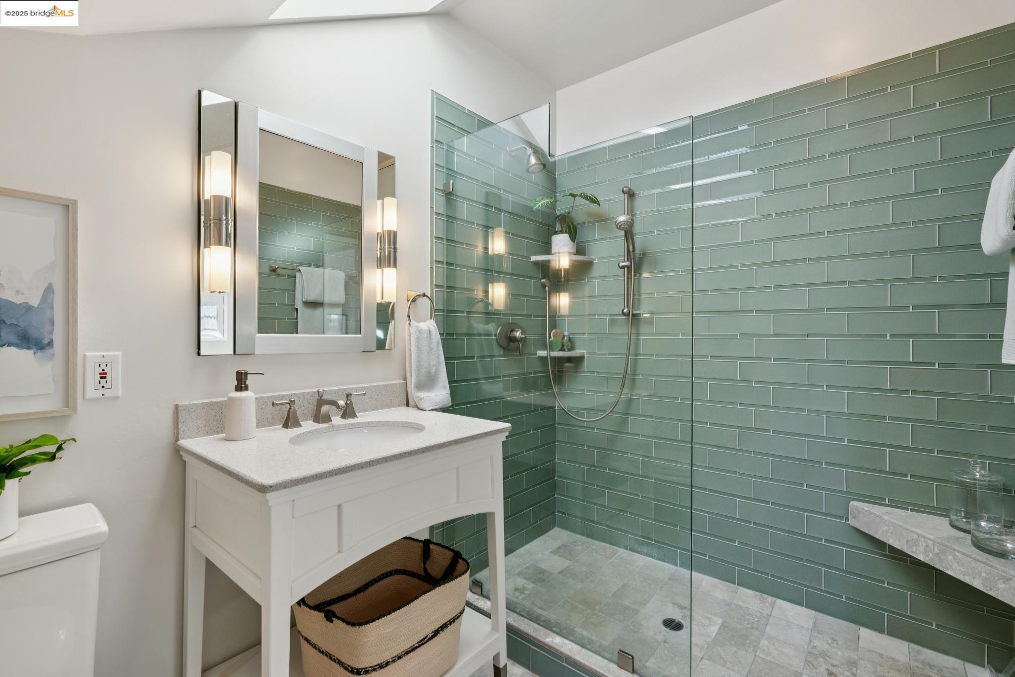 Detail Gallery Image 35 of 39 For 1081 Warfield Ave, Oakland,  CA 94610 - 5 Beds | 2 Baths