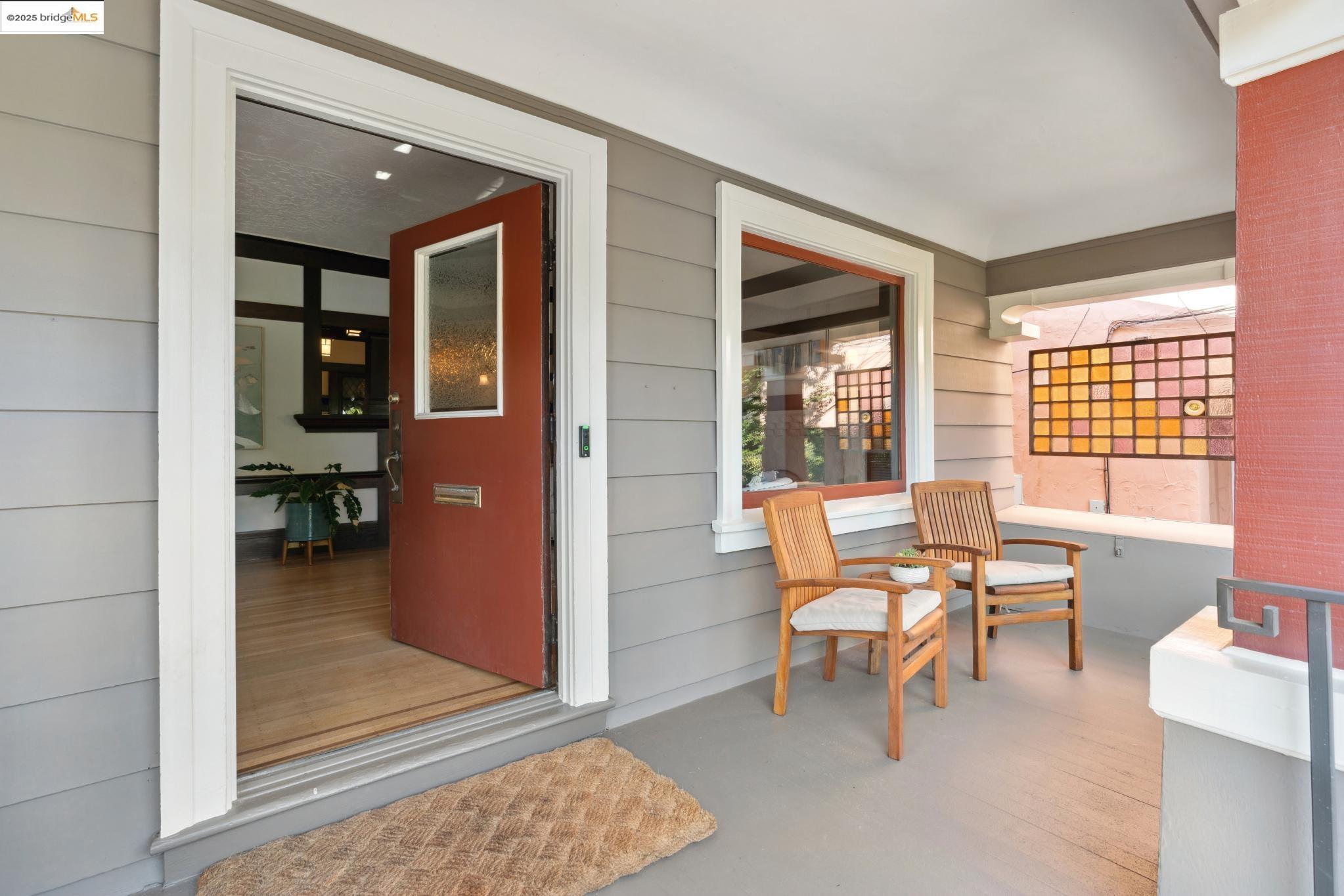 Detail Gallery Image 6 of 39 For 1081 Warfield Ave, Oakland,  CA 94610 - 5 Beds | 2 Baths