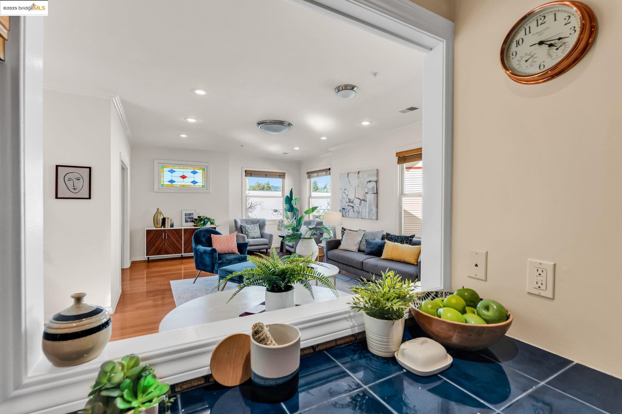 Detail Gallery Image 16 of 45 For 595 22nd St, Oakland,  CA 94612 - 2 Beds | 2 Baths