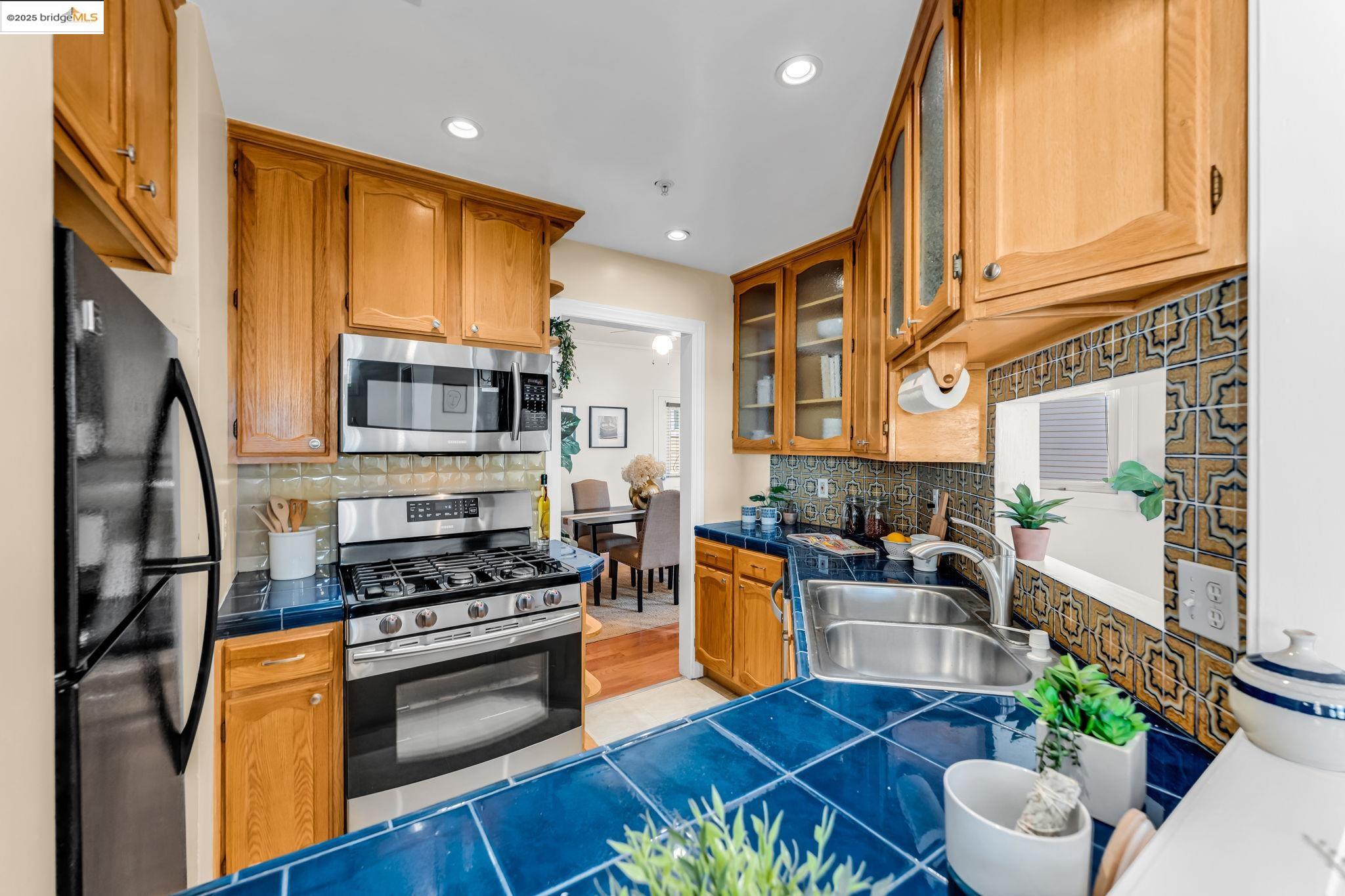 Detail Gallery Image 17 of 45 For 595 22nd St, Oakland,  CA 94612 - 2 Beds | 2 Baths