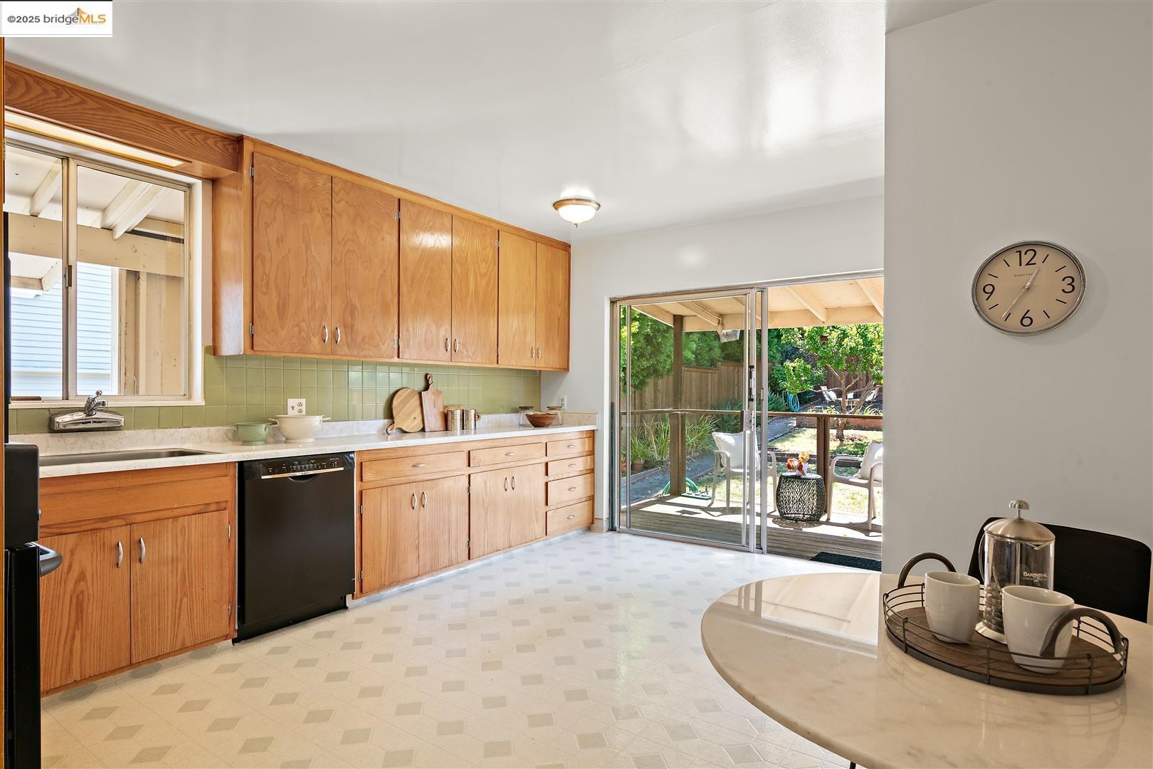 Detail Gallery Image 5 of 31 For 1716 Jaynes St, Berkeley,  CA 94703 - 2 Beds | 1/1 Baths