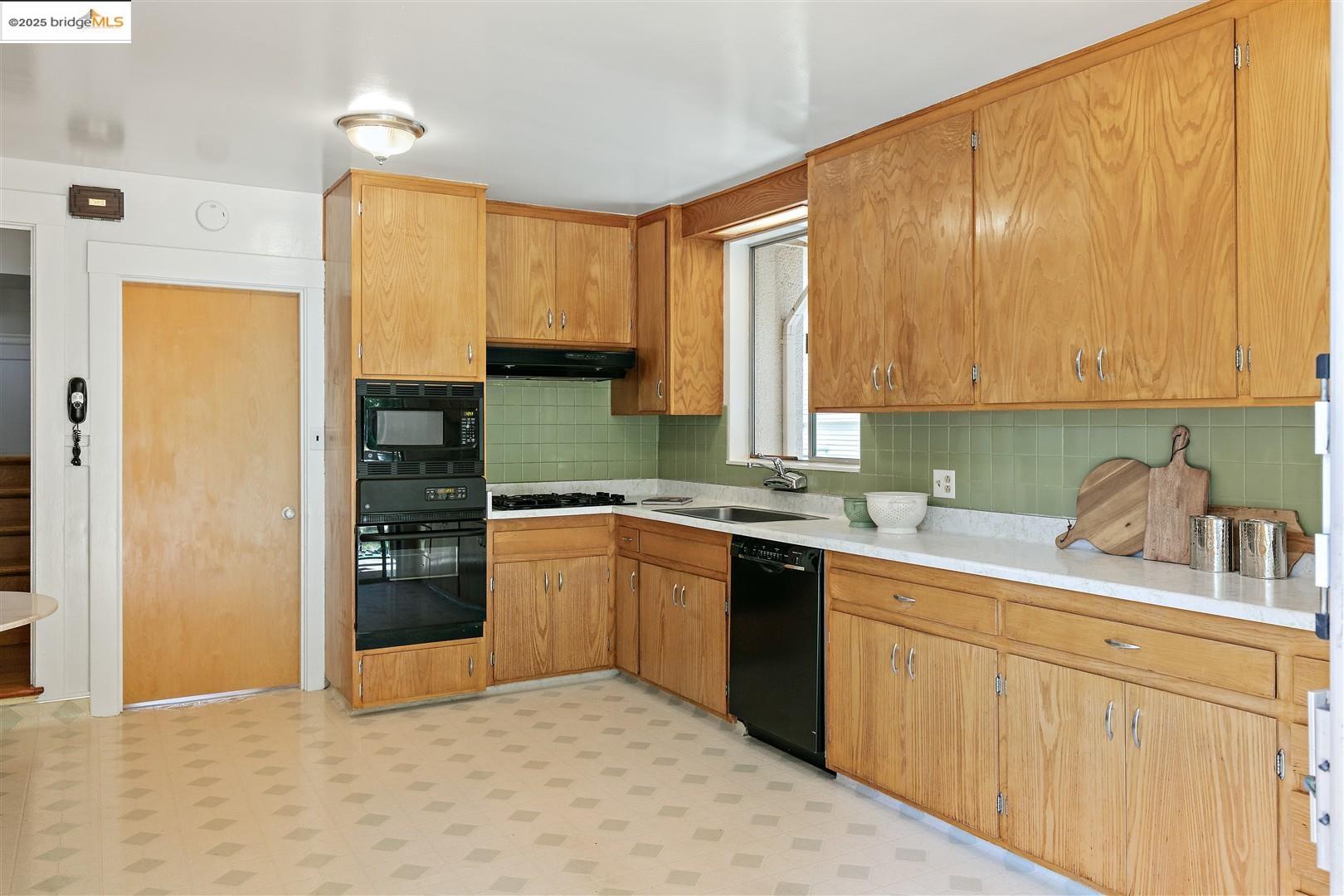 Detail Gallery Image 6 of 31 For 1716 Jaynes St, Berkeley,  CA 94703 - 2 Beds | 1/1 Baths