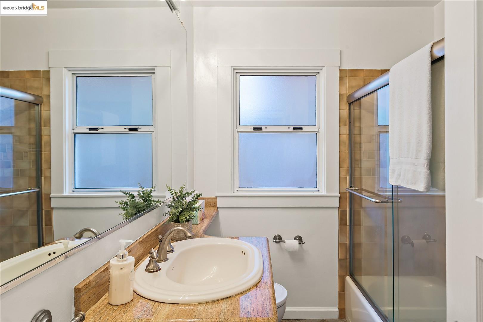 Detail Gallery Image 8 of 31 For 1716 Jaynes St, Berkeley,  CA 94703 - 2 Beds | 1/1 Baths