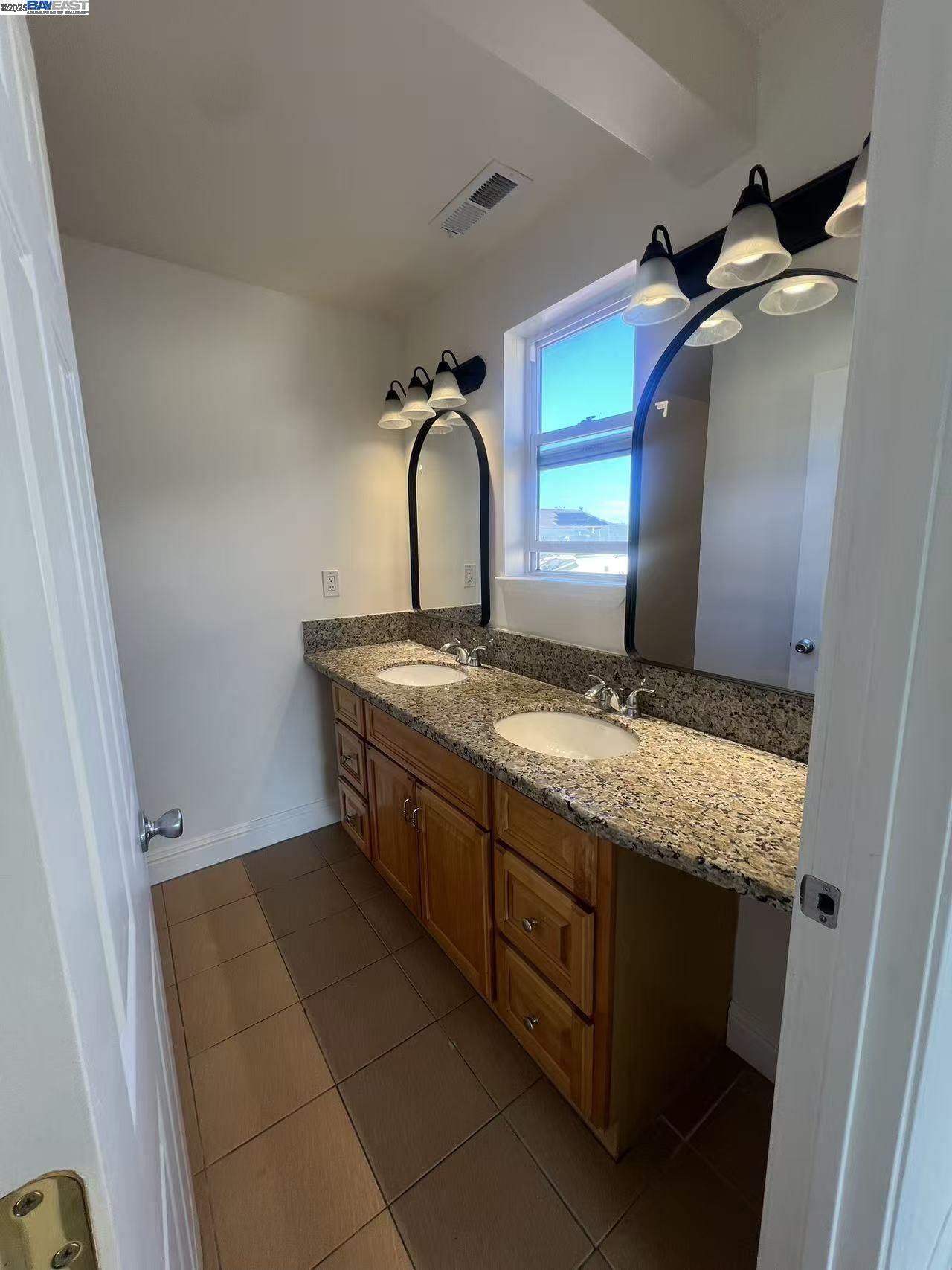Detail Gallery Image 14 of 26 For 505 Nevin Ave, Richmond,  CA 94801 - 4 Beds | 2/1 Baths