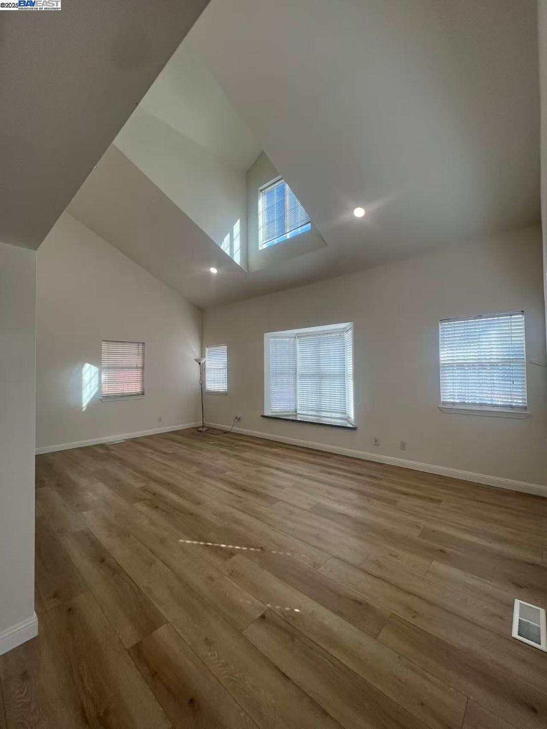 Detail Gallery Image 4 of 26 For 505 Nevin Ave, Richmond,  CA 94801 - 4 Beds | 2/1 Baths