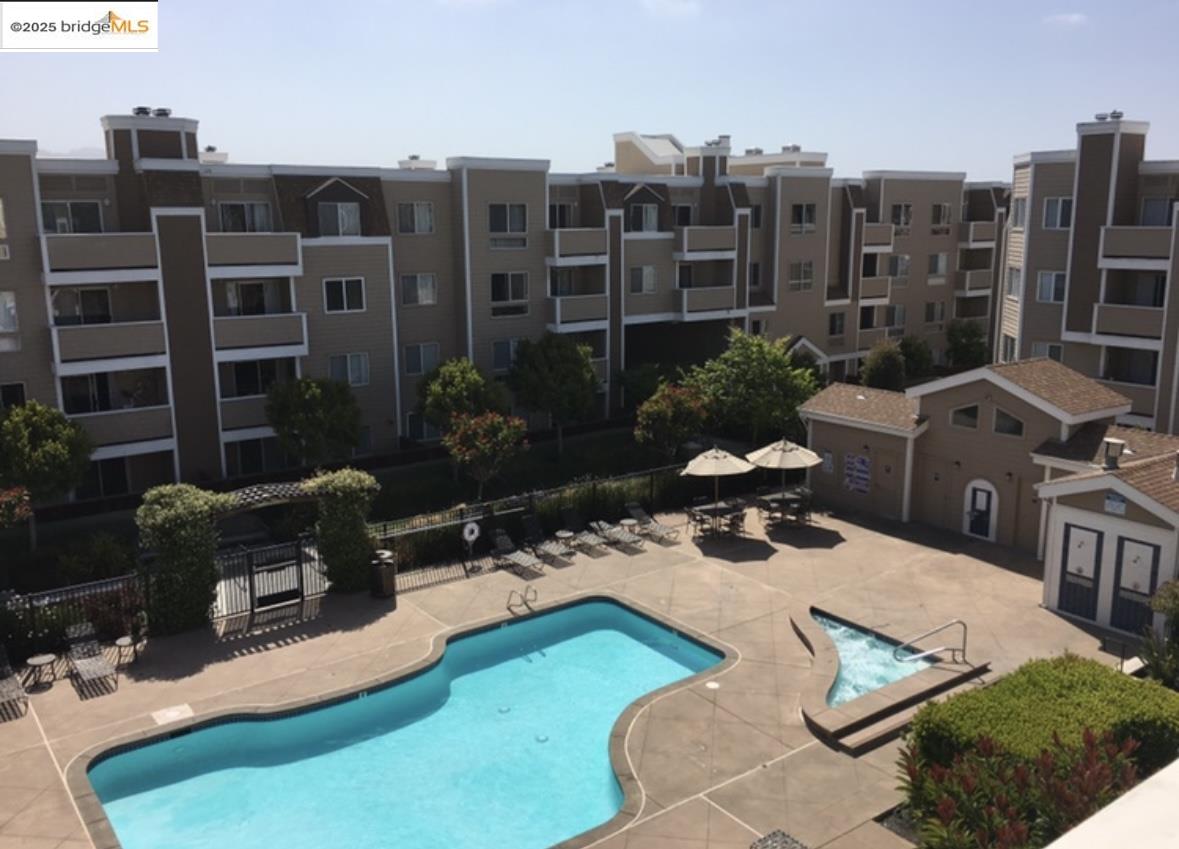 Detail Gallery Image 2 of 28 For 6400 Christie Ave, Emeryville,  CA 94608 - 1 Beds | 1 Baths