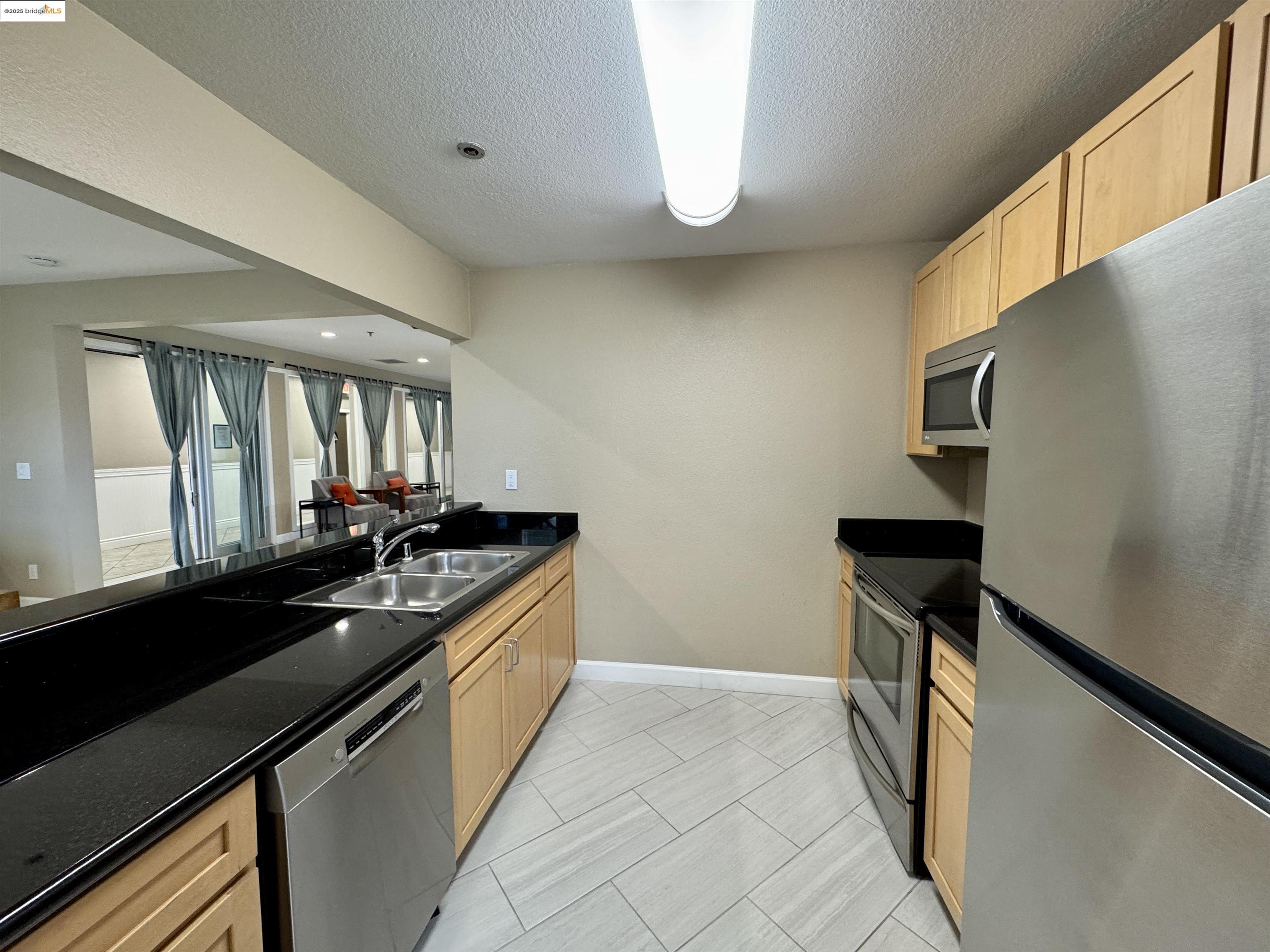 Detail Gallery Image 7 of 28 For 6400 Christie Ave, Emeryville,  CA 94608 - 1 Beds | 1 Baths