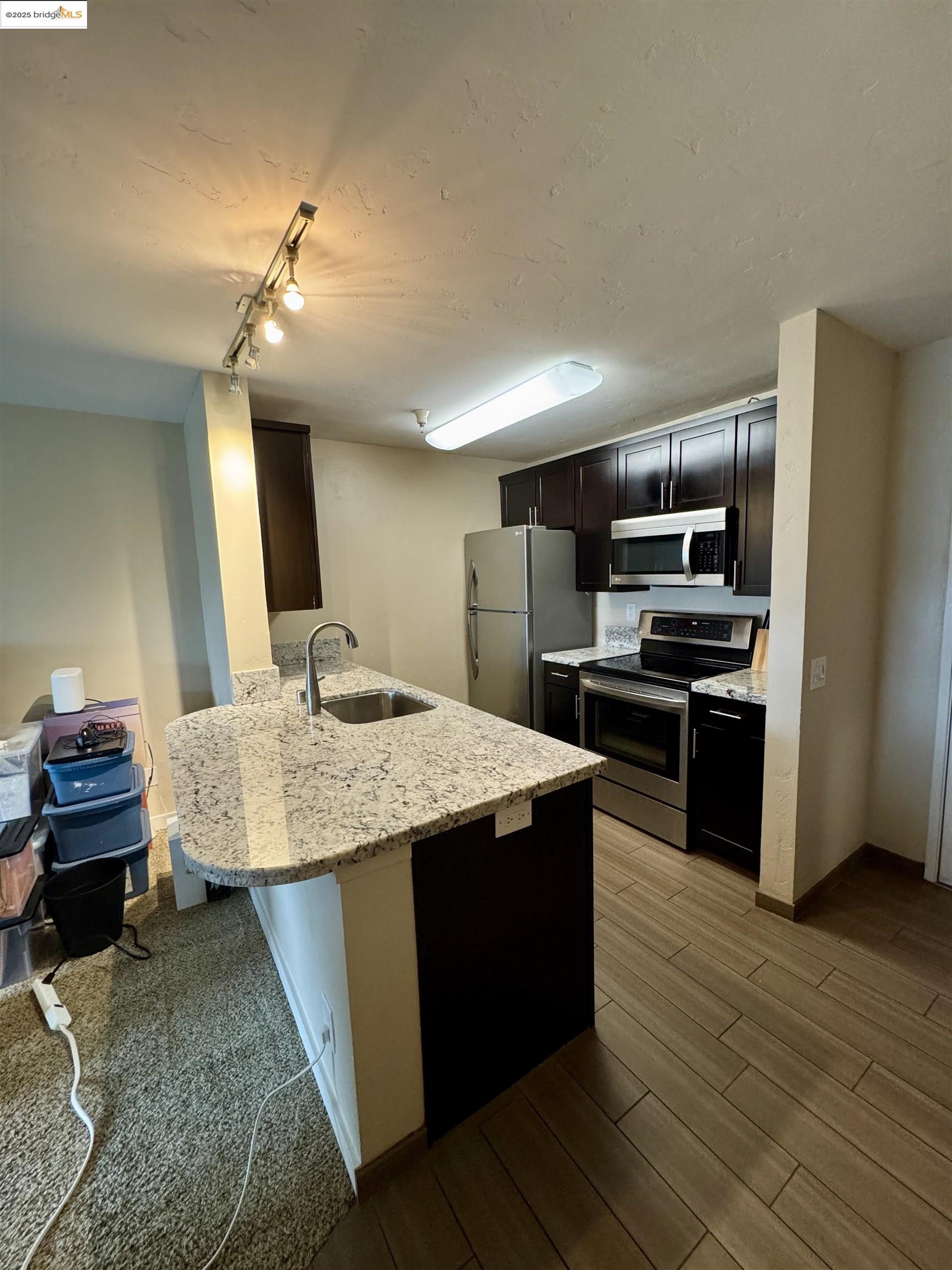 Detail Gallery Image 10 of 28 For 6400 Christie Ave, Emeryville,  CA 94608 - 1 Beds | 1 Baths