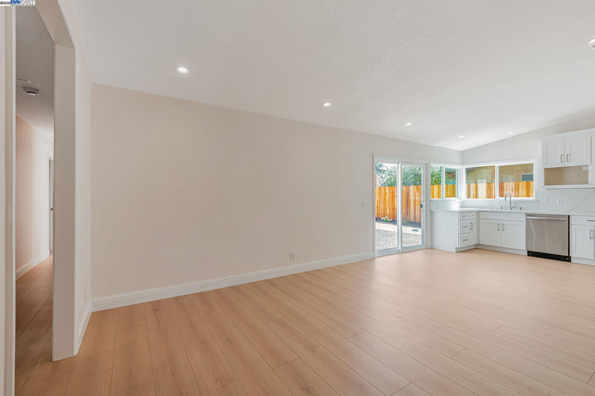Detail Gallery Image 14 of 38 For 32814 Shaver Lake St, Fremont,  CA 94555 - 4 Beds | 2 Baths
