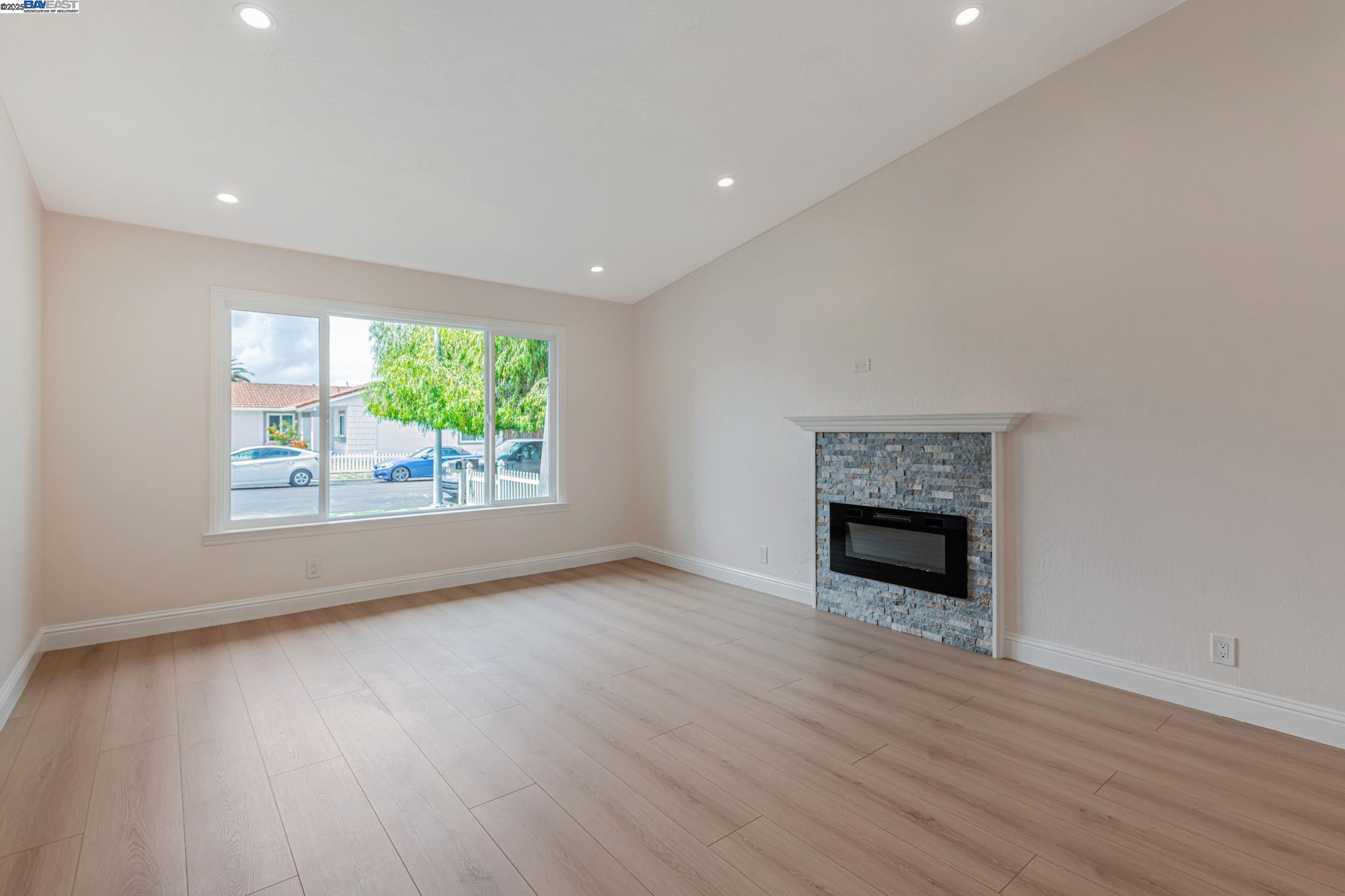 Detail Gallery Image 5 of 38 For 32814 Shaver Lake St, Fremont,  CA 94555 - 4 Beds | 2 Baths