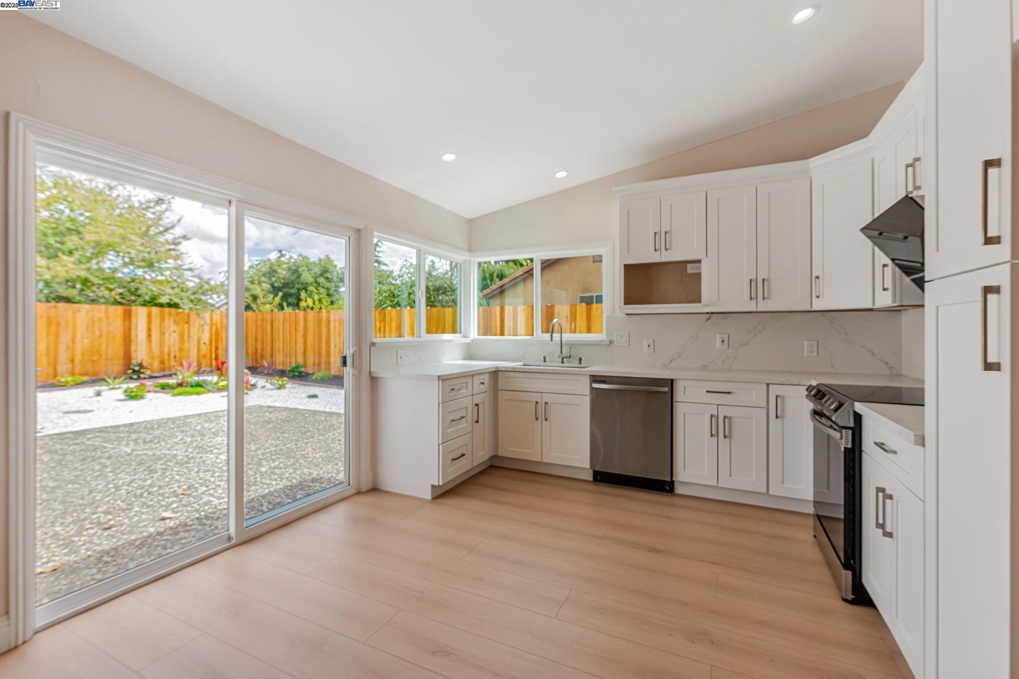 Detail Gallery Image 7 of 38 For 32814 Shaver Lake St, Fremont,  CA 94555 - 4 Beds | 2 Baths