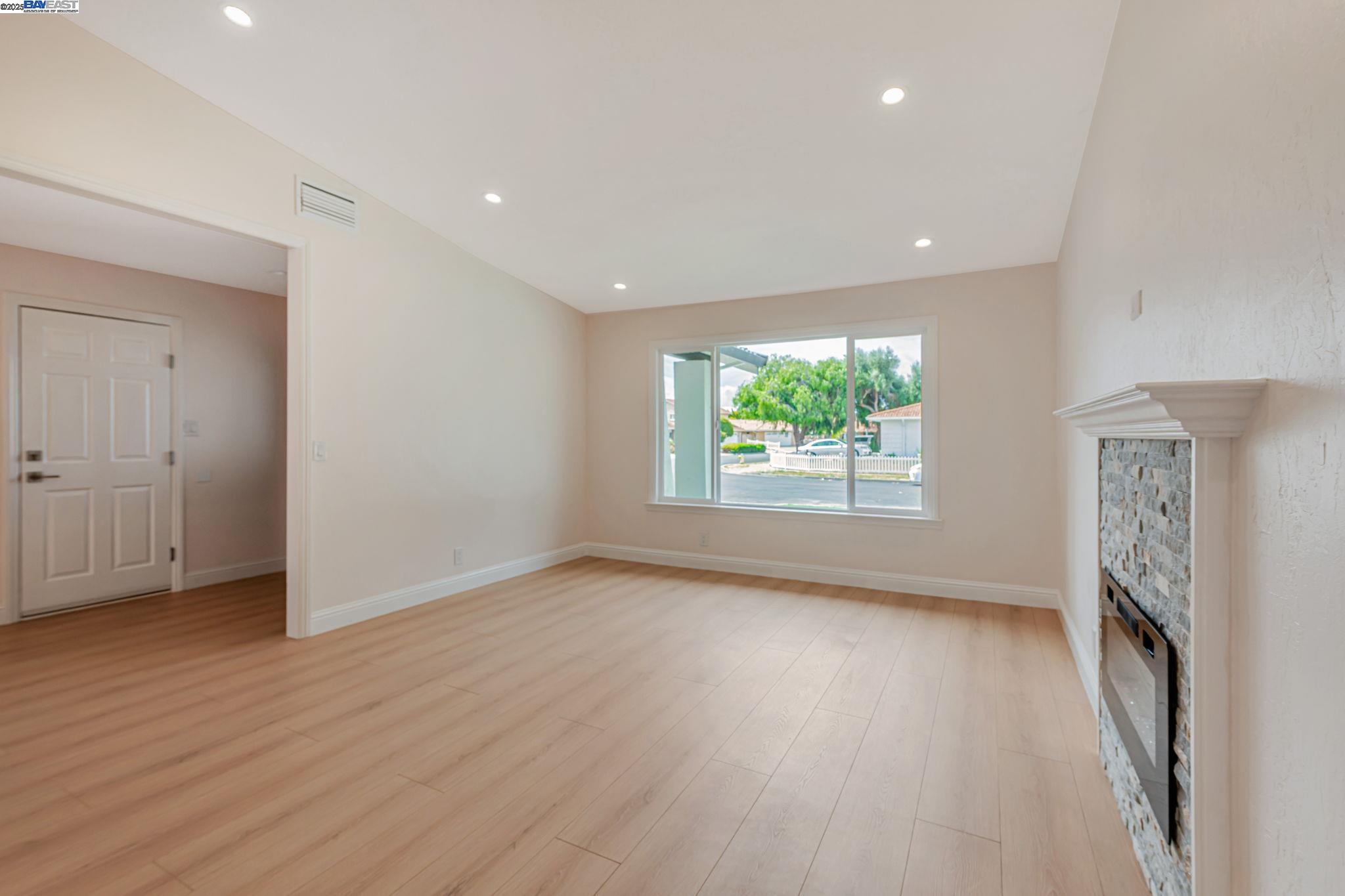 Detail Gallery Image 8 of 38 For 32814 Shaver Lake St, Fremont,  CA 94555 - 4 Beds | 2 Baths